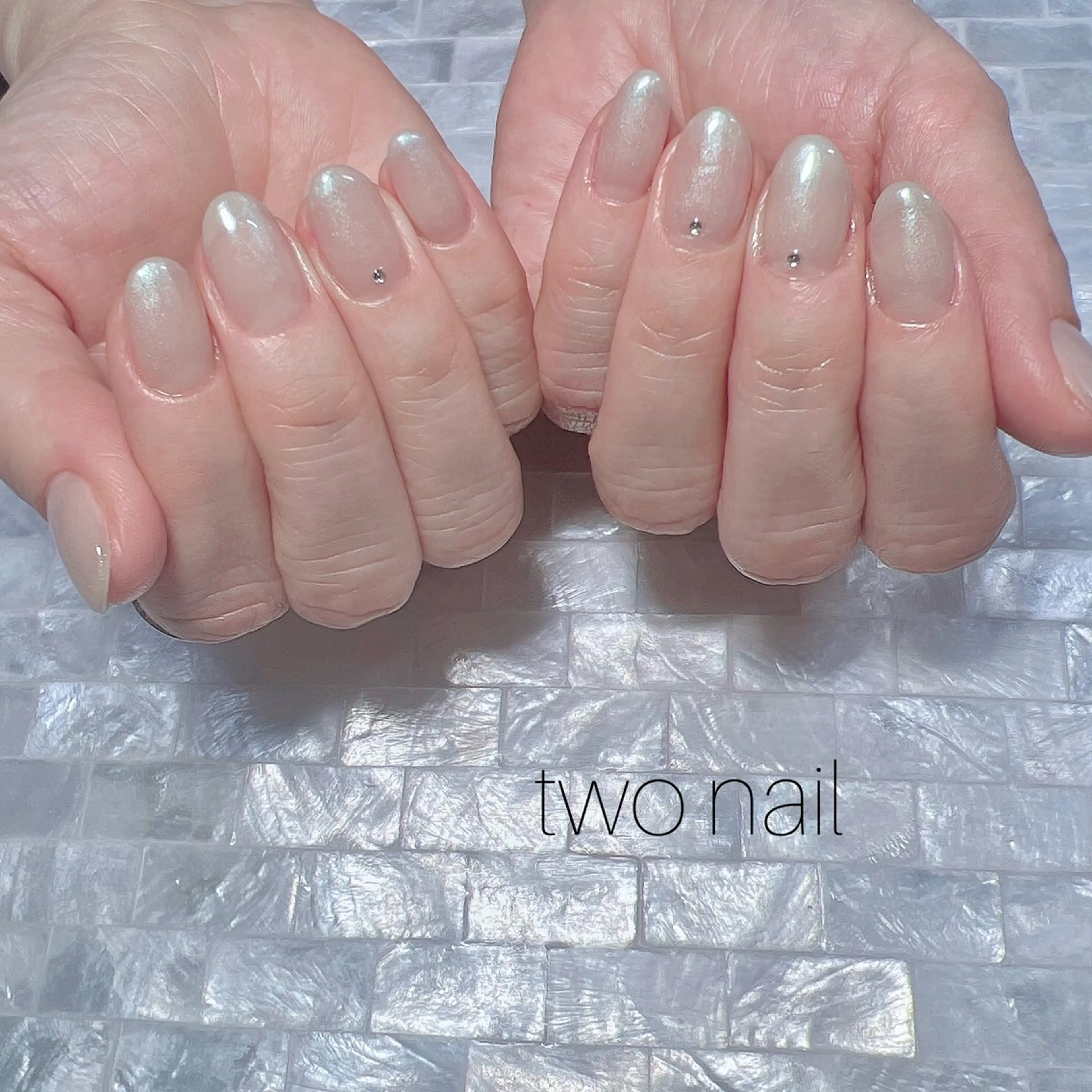 ネイル オーロラネイル キラキラネイル ネイルチップ ホワイト ハンドネイル two nailのネイルデザイン