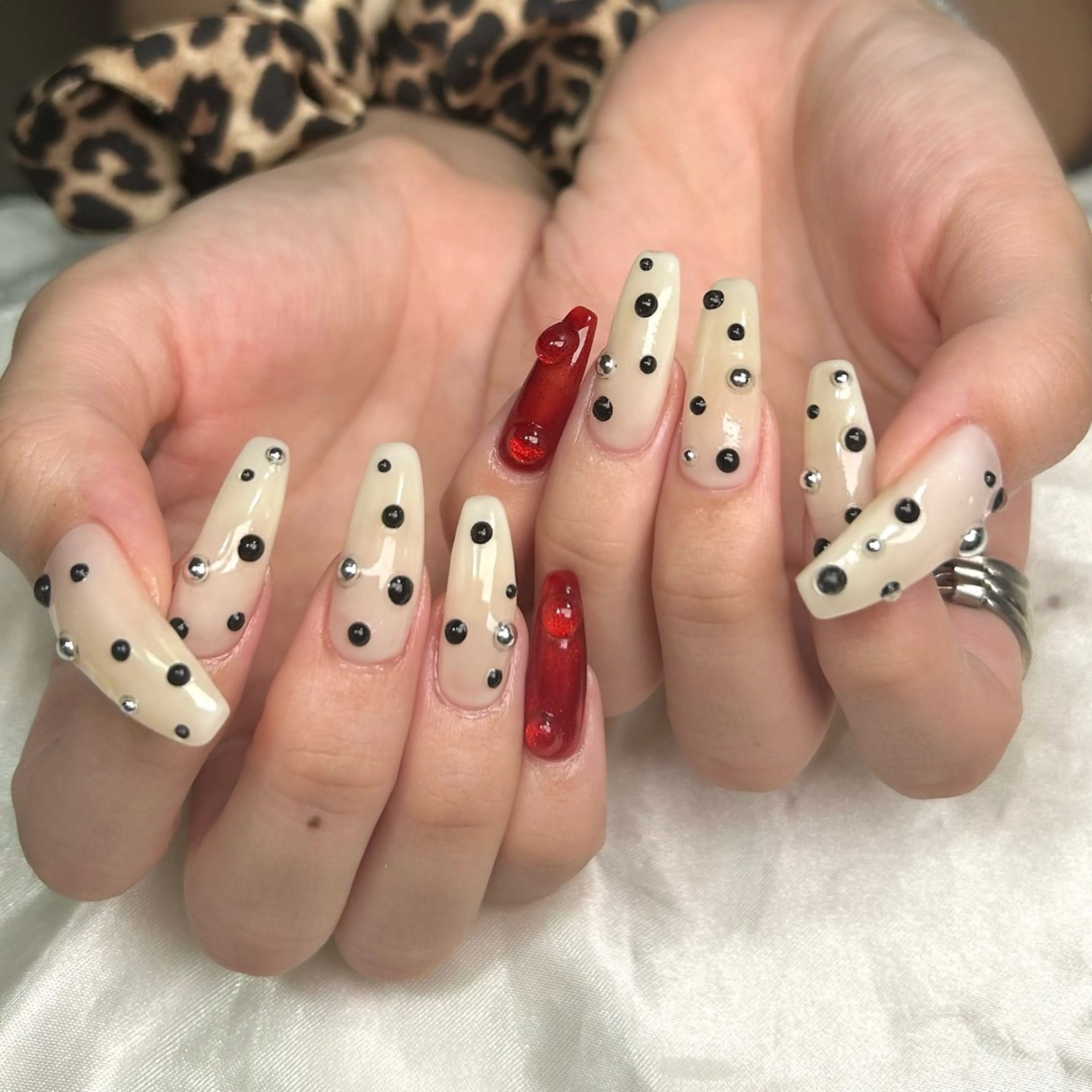 ネイル ボルドー ドット マグネットネイル ぷっくりネイル shine'an fuka🌿🫧のネイルデザイン