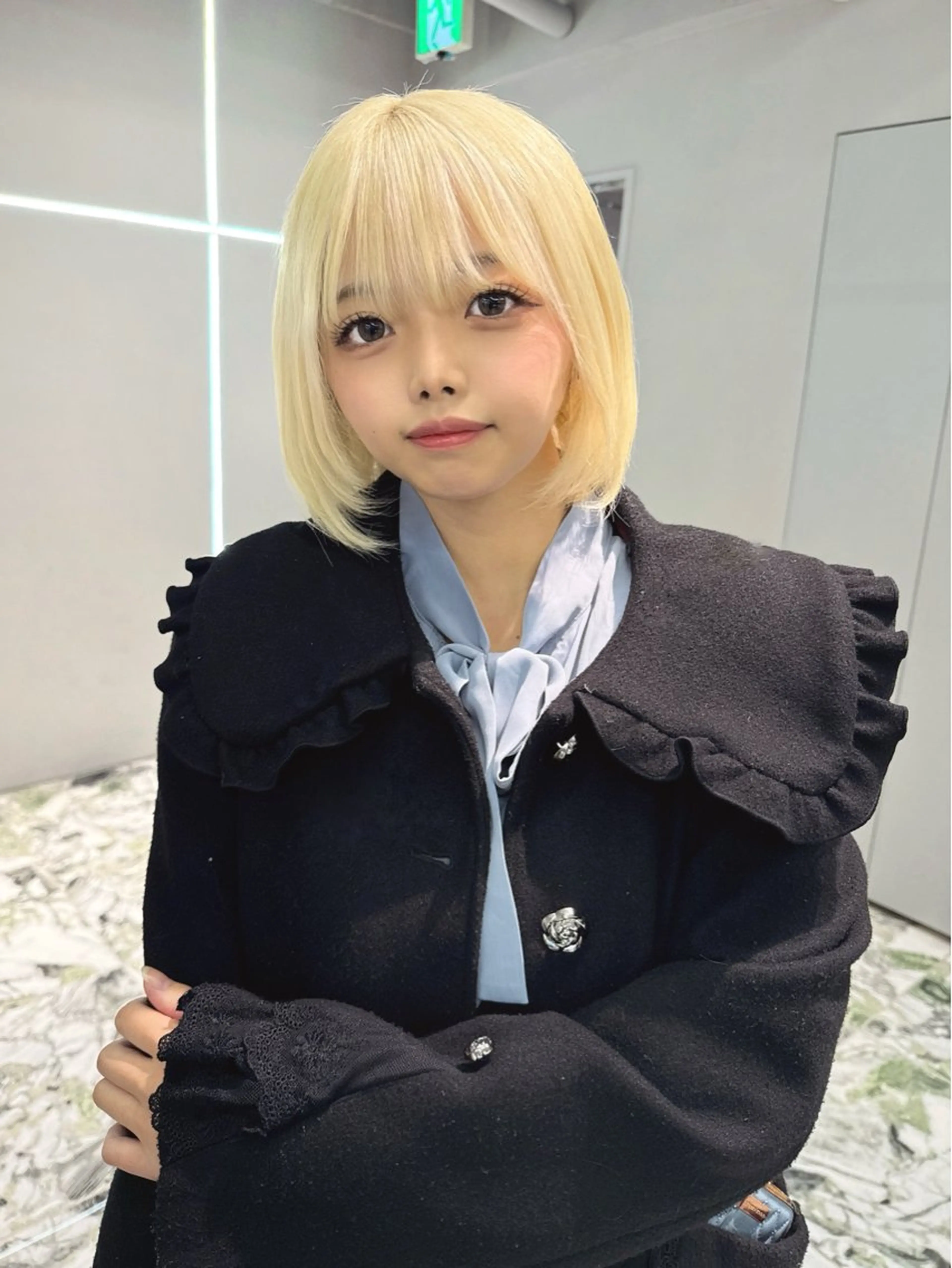 ショート カラー 抜きっぱなしブロンド ブロンド ヘアカラー GEM YURI ハイトーンカラーのヘアスタイル