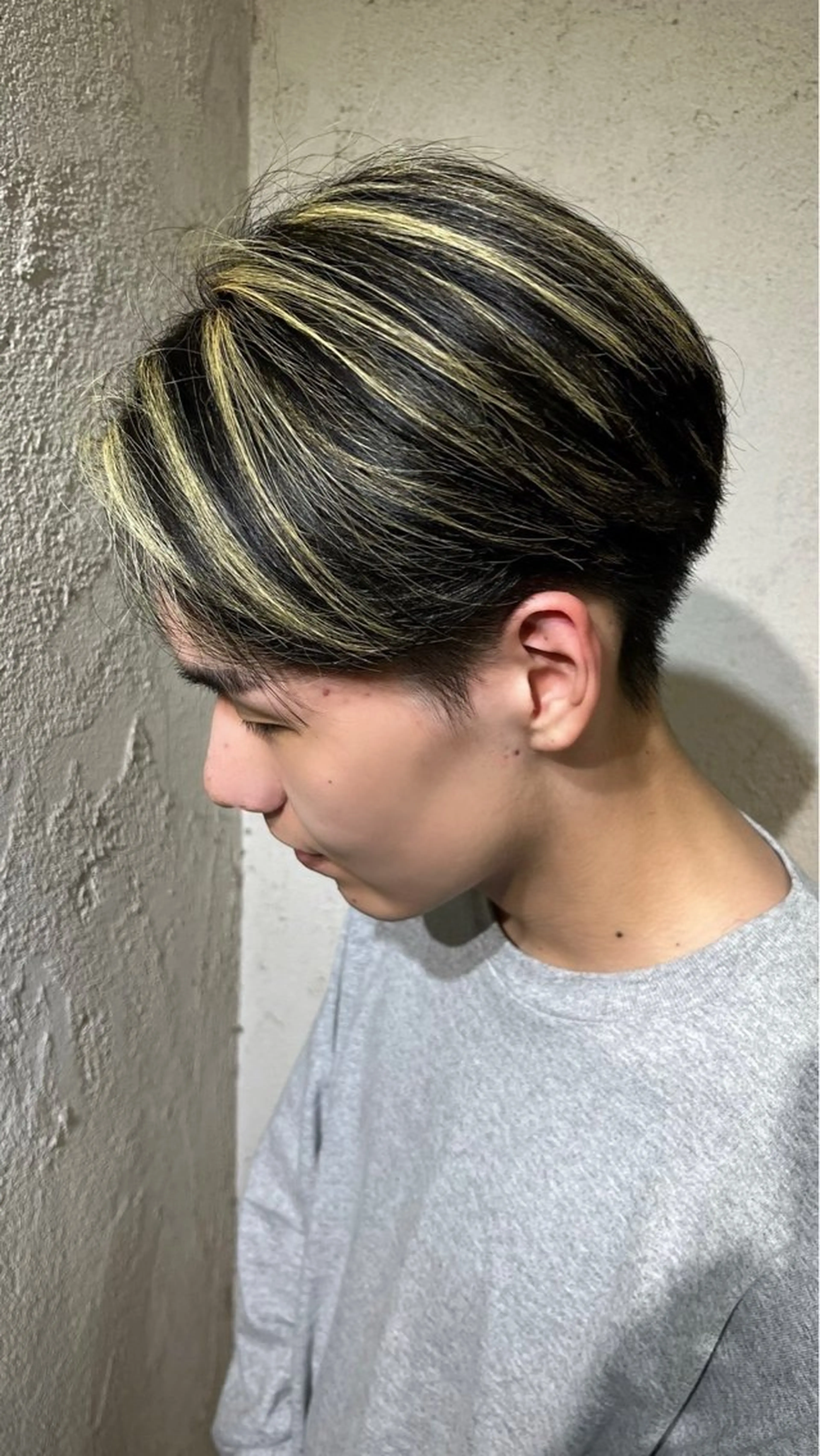 ショート メンズ メンズハイライト マッシュ 刈り上げ ハイライト 中宗 哲平のヘアスタイル