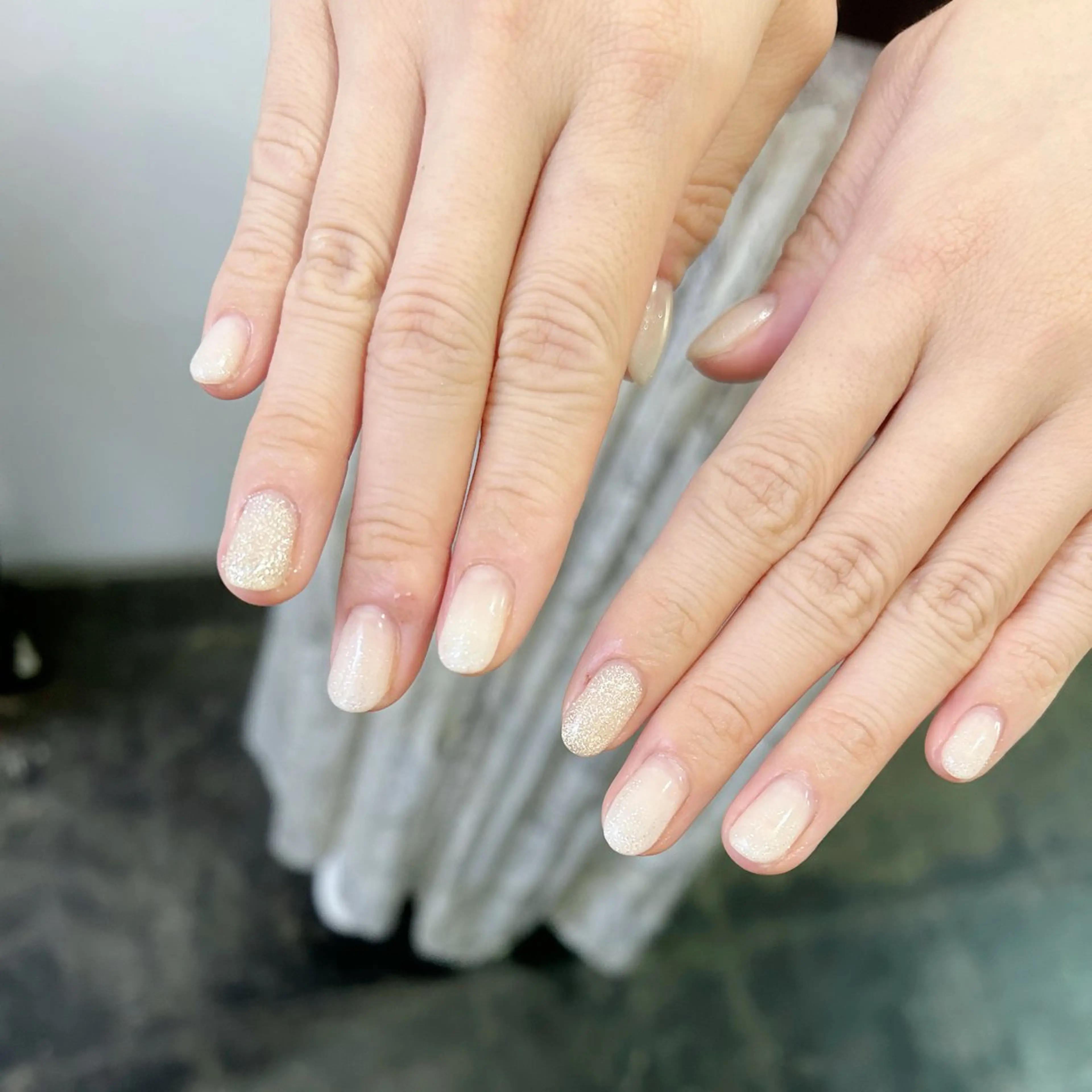 ネイル グラデーション ラメ(グリッター) ホワイト ハンドネイル EmaNail天満橋店所属・EmaNail Risaのネイルデザイン