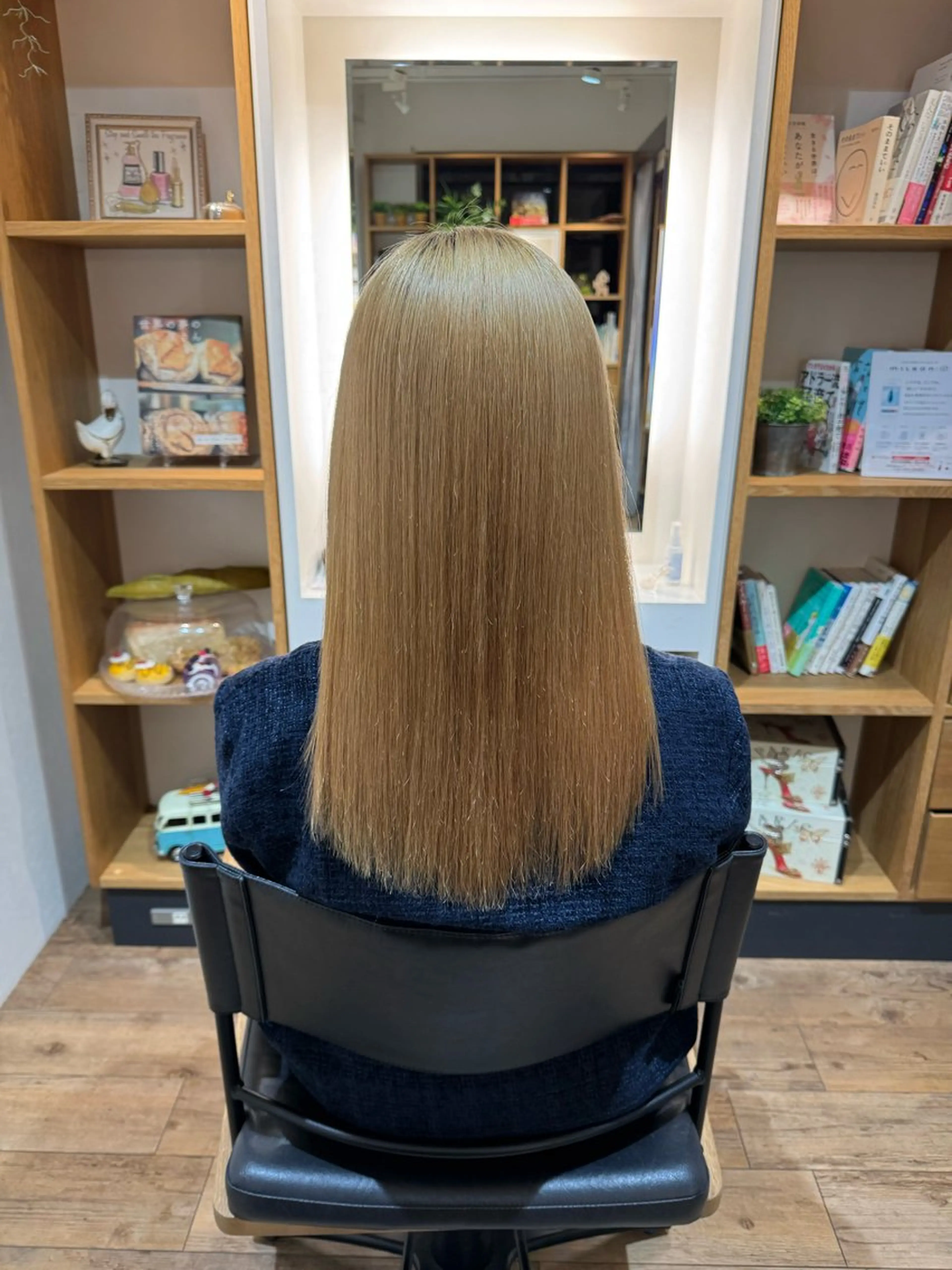 セミロング カット 縮毛矯正 トリートメント afloatkobe所属・美髪/髪質改善 川口凌弥のヘアスタイル