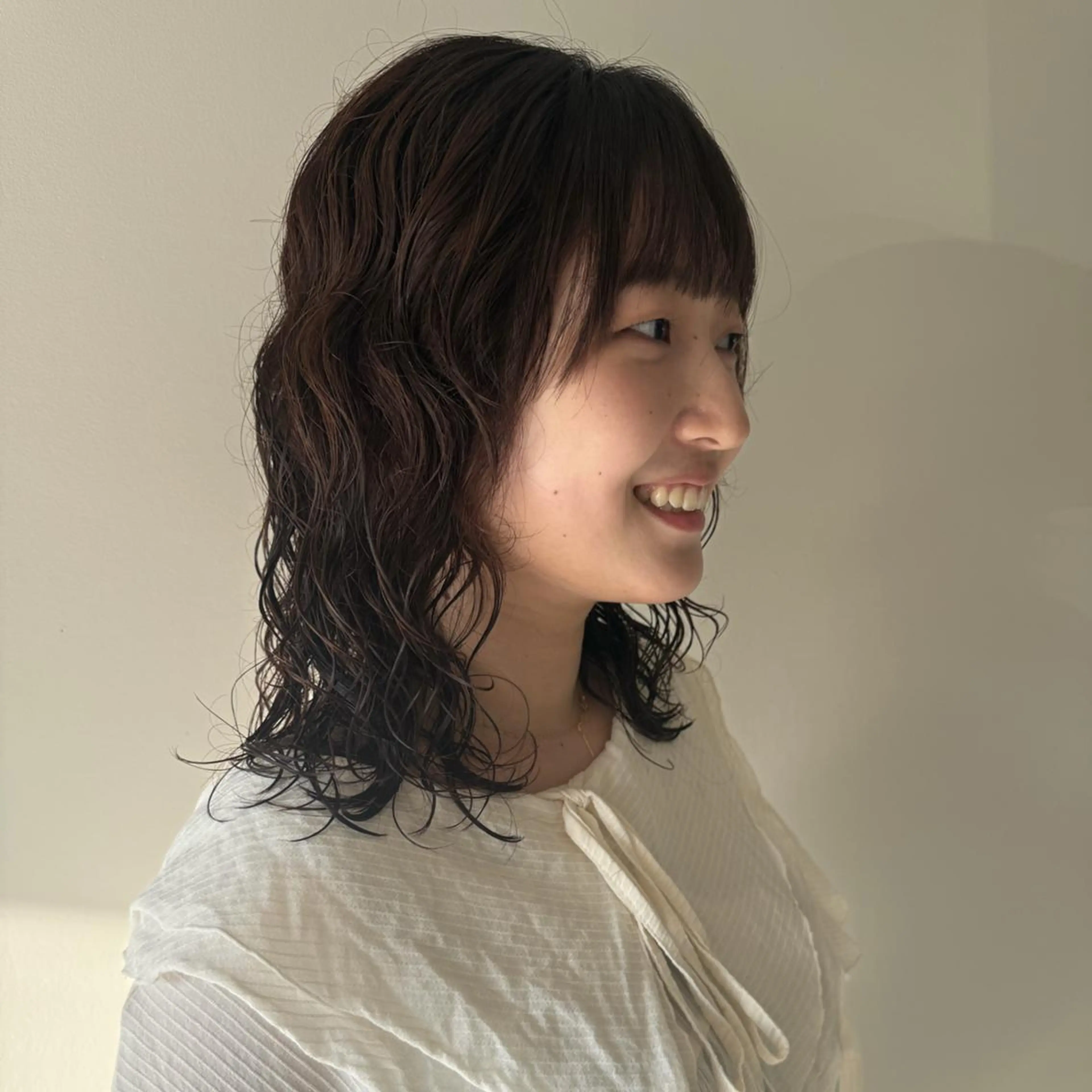 ミディアム ミディアムパーマ レイヤーカット DEE okazakiのヘアスタイル