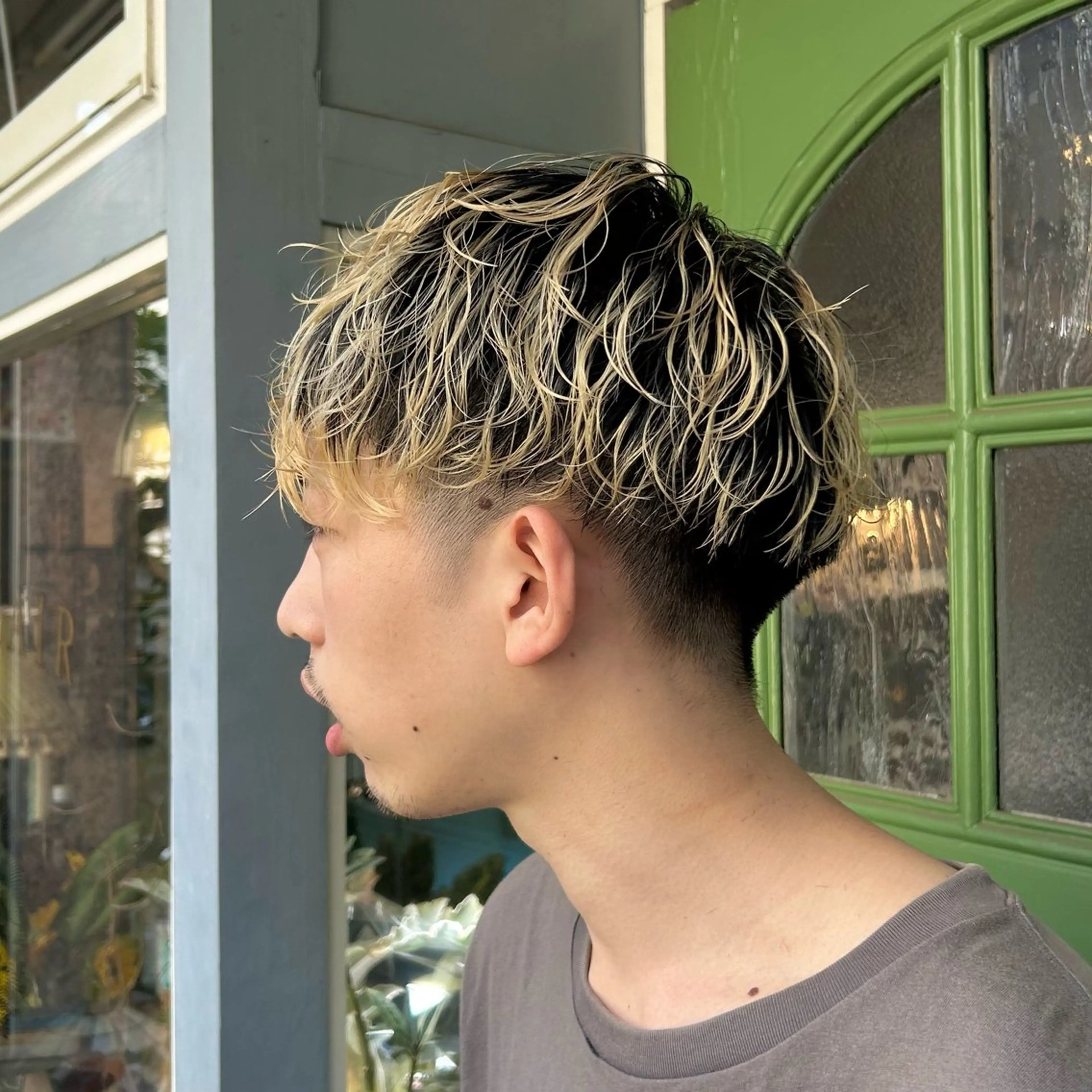 ミディアム メンズ メンズブリーチ メンズメッシュ カット BRITS 渡辺 菜々子のヘアスタイル