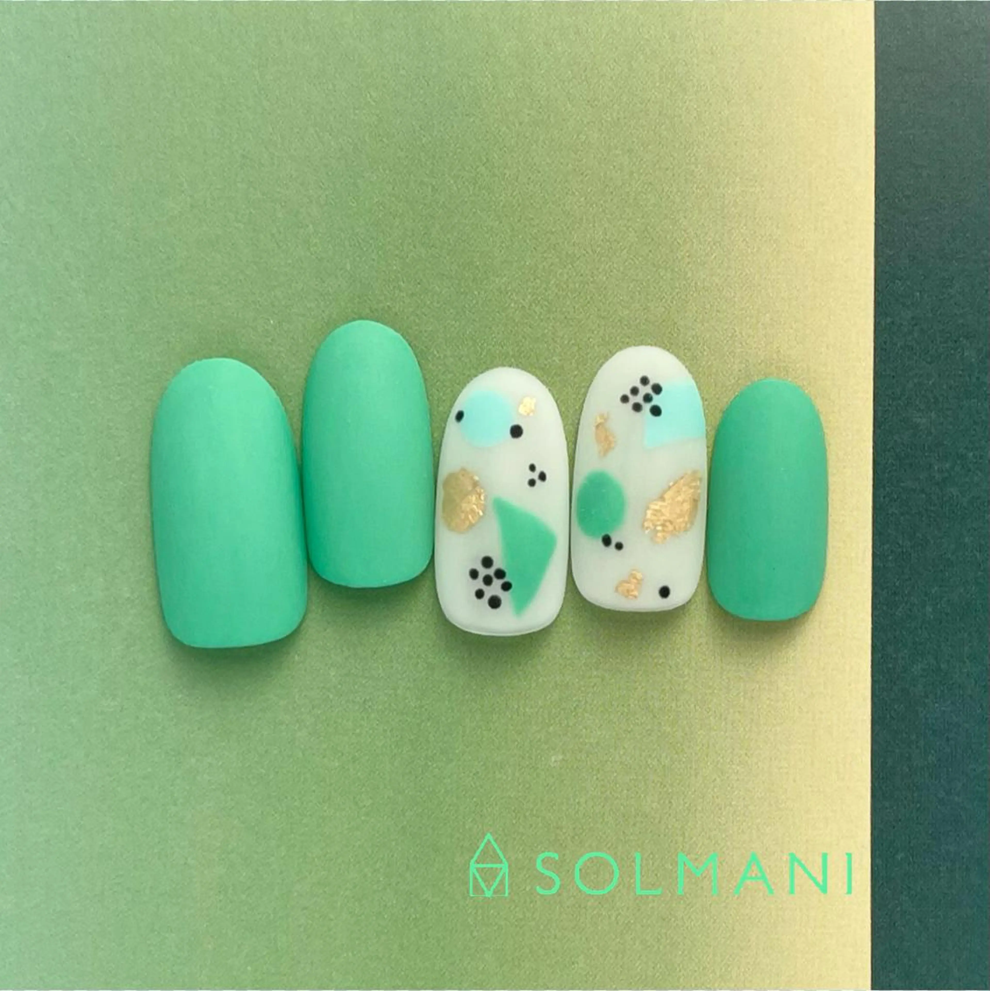 ネイル グリーン ニュアンスネイル SOLMANI 予約担当のネイルデザイン