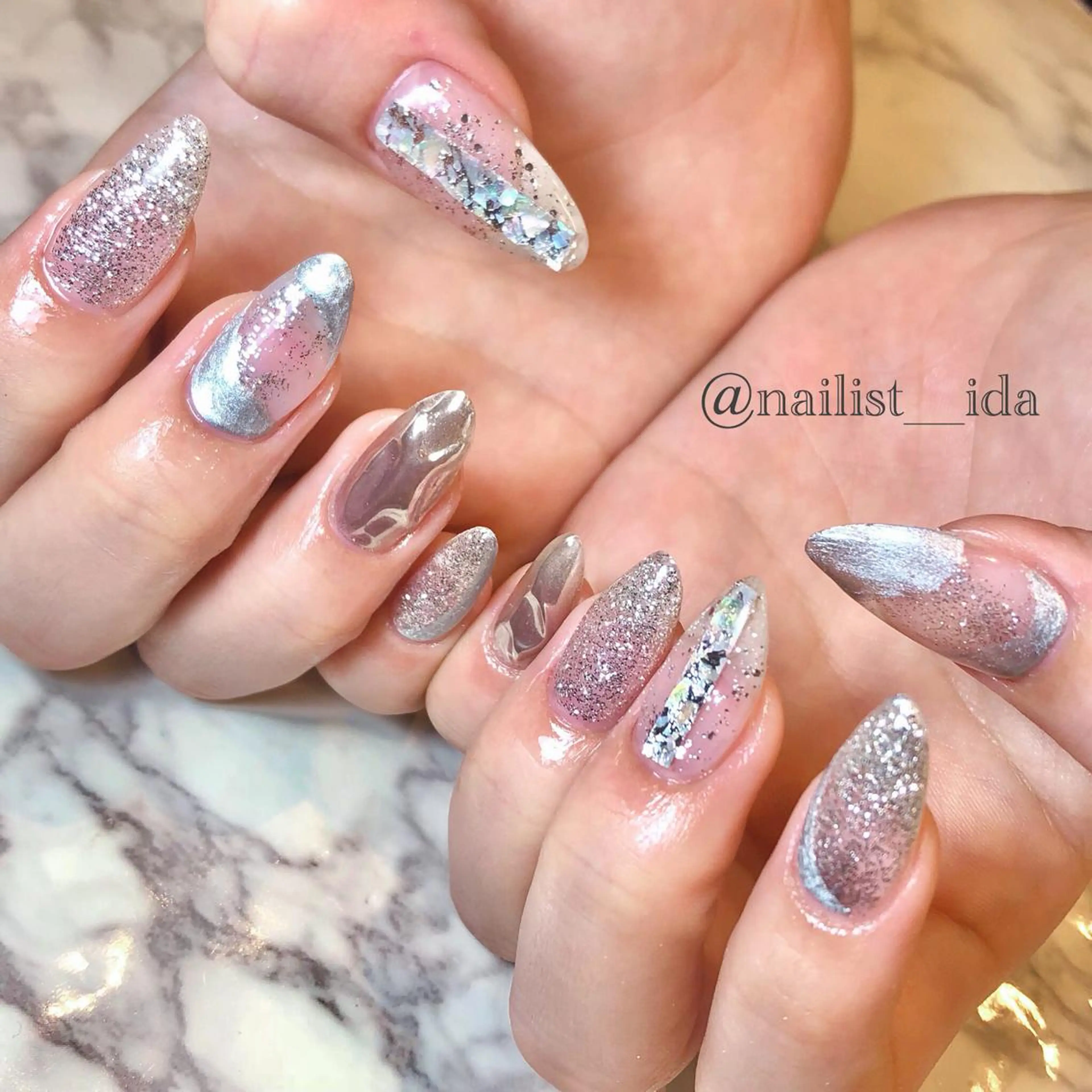 ネイル キラキラネイル シルバー Arowa 伊田のネイルデザイン