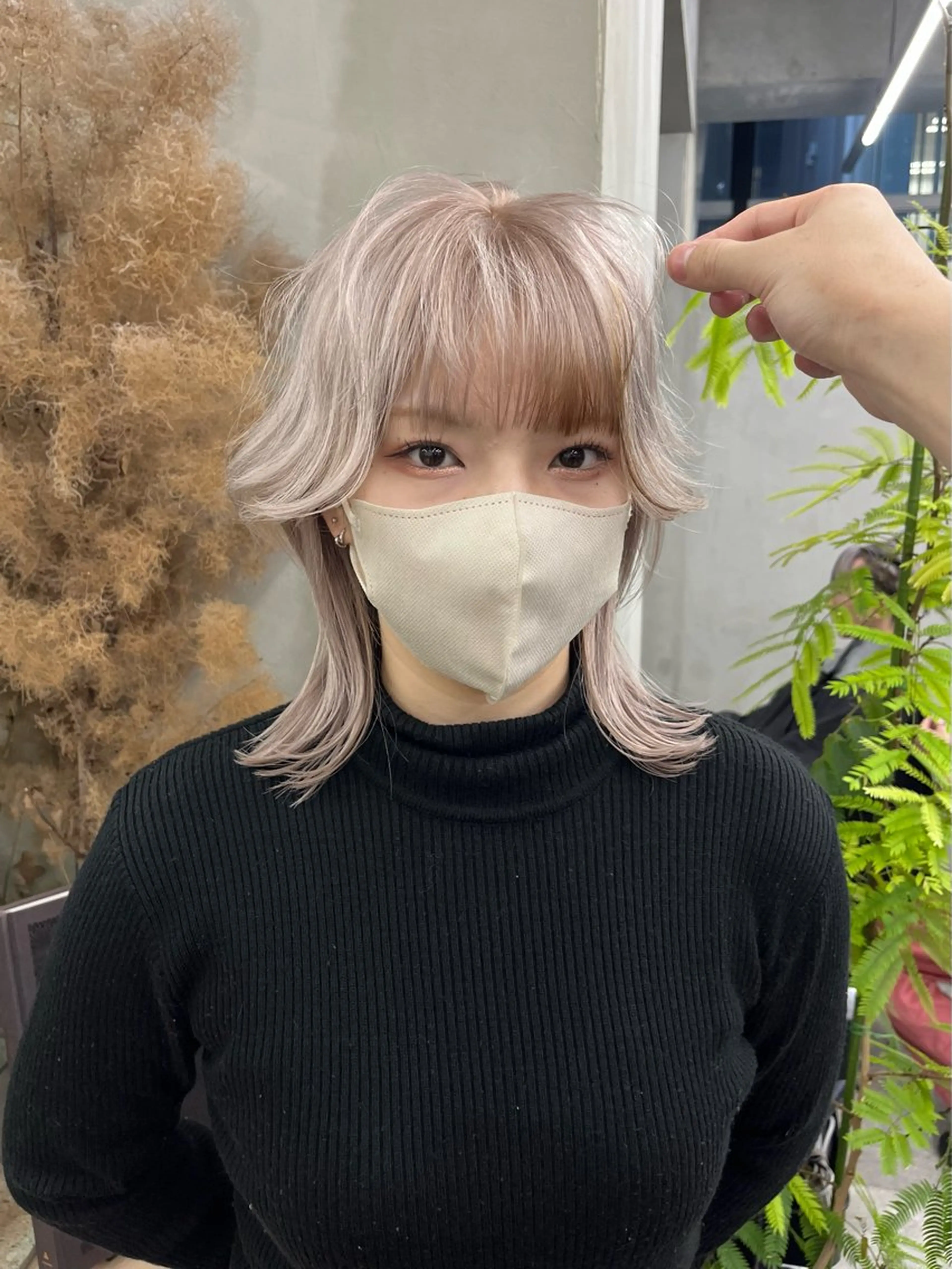 ミディアム カラー ベージュカラー デザインカラー ホワイトベージュ くびれヘア レイヤーカット カット ヘアカラー ウルフ/レイヤー ⚡️ITSUKU⚡️のヘアスタイル