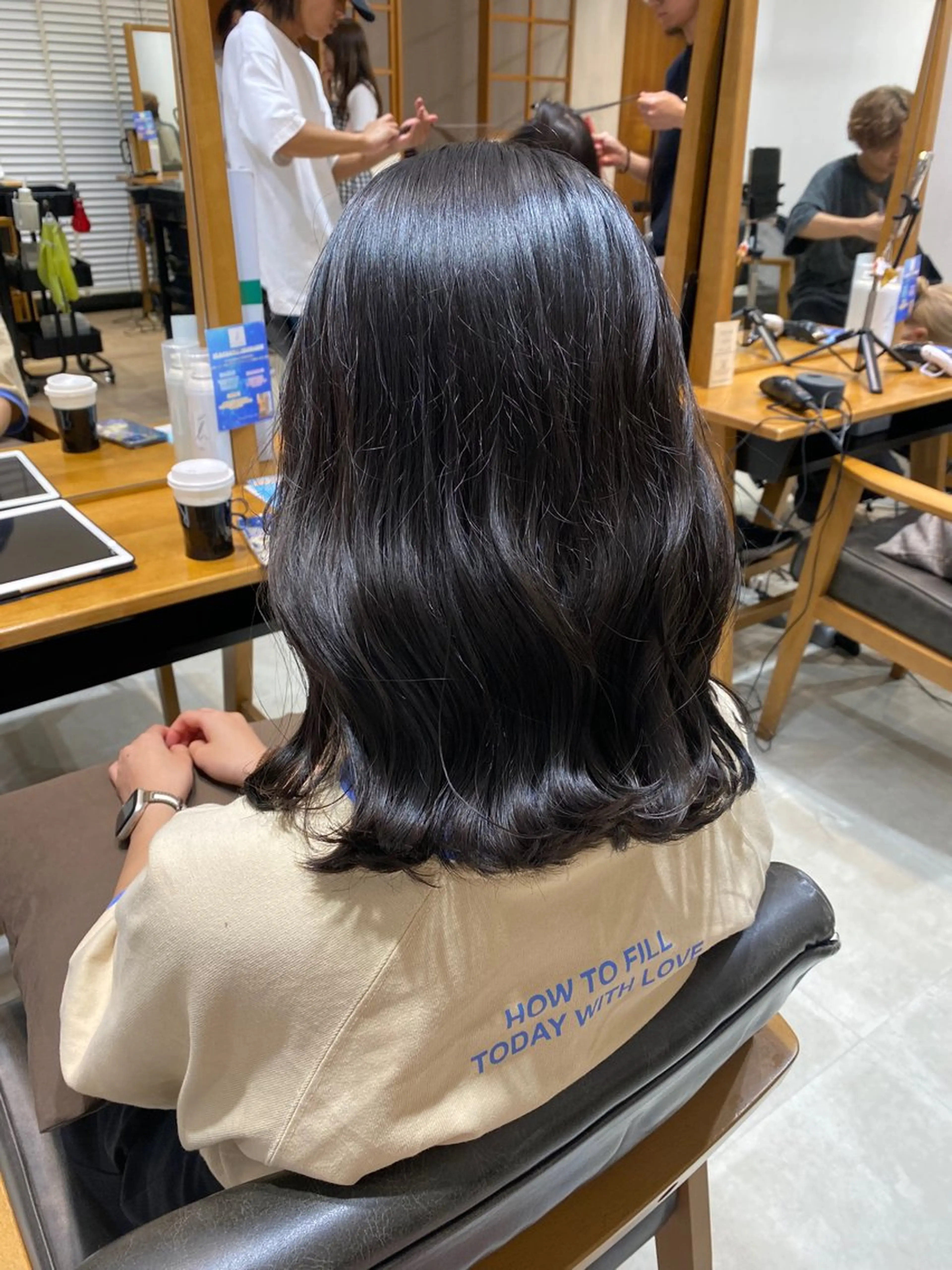 ミディアム カラー mei / 艶カラー ミディアム レイヤーのヘアスタイル