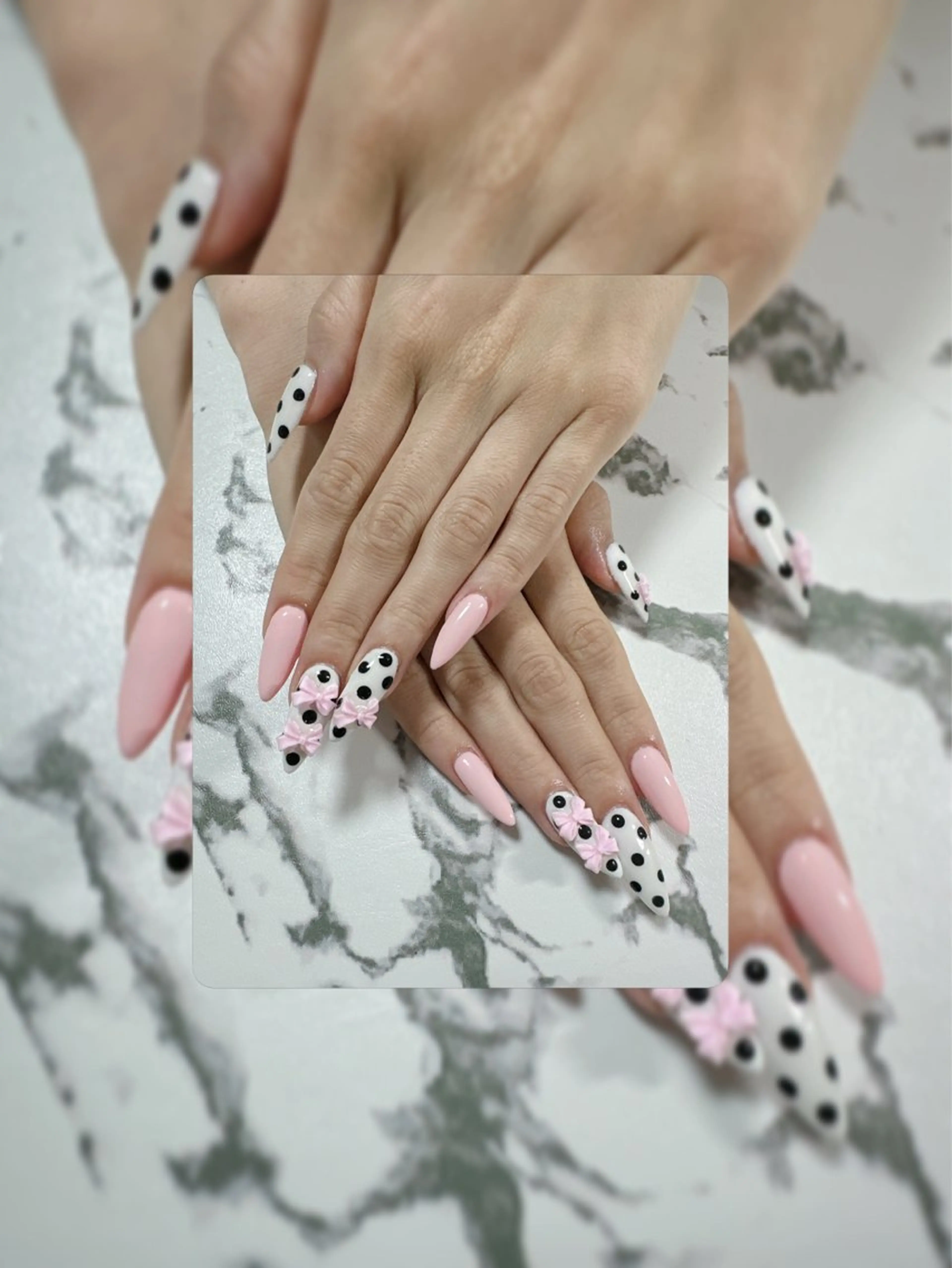 ネイル ドット ガーリー ピンク リボン ホワイト ハンドネイル nicoto所属・nicoto Harukiのネイルデザイン