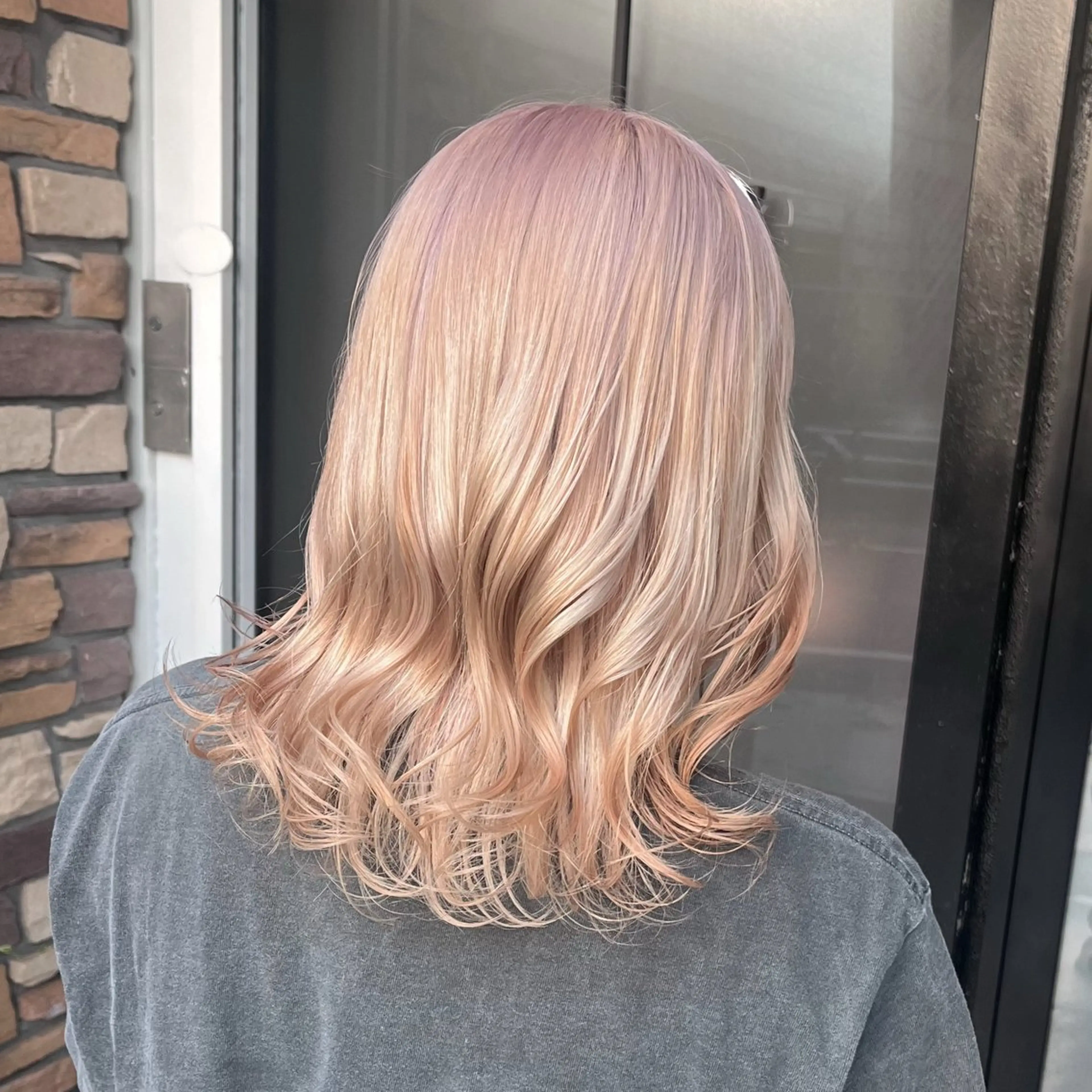 ミディアム カラー ブリーチ カット ヘアカラー トリートメント 伊藤 玲衣のヘアスタイル