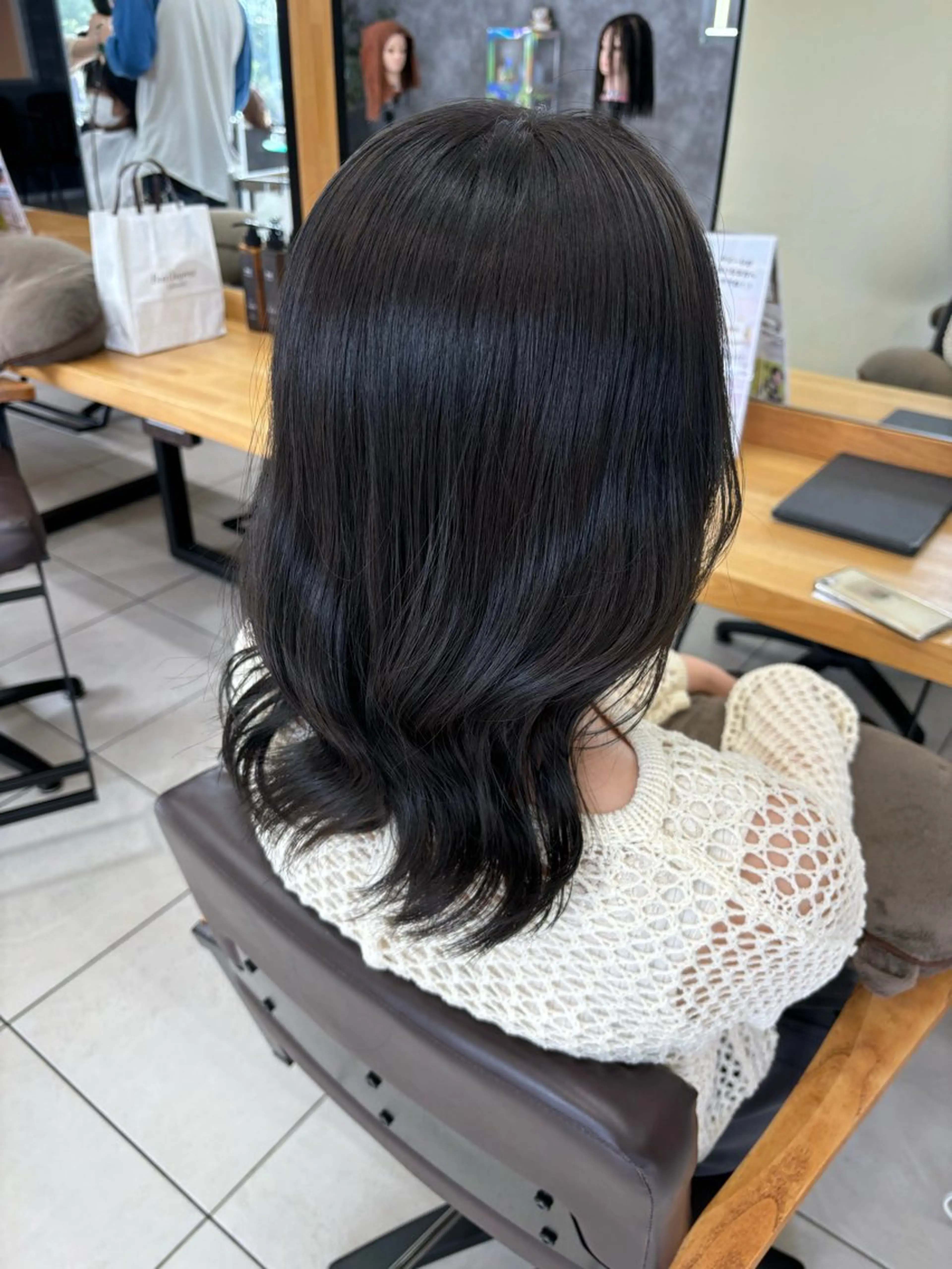 ミディアム カラー 伊藤 杏奈のヘアスタイル