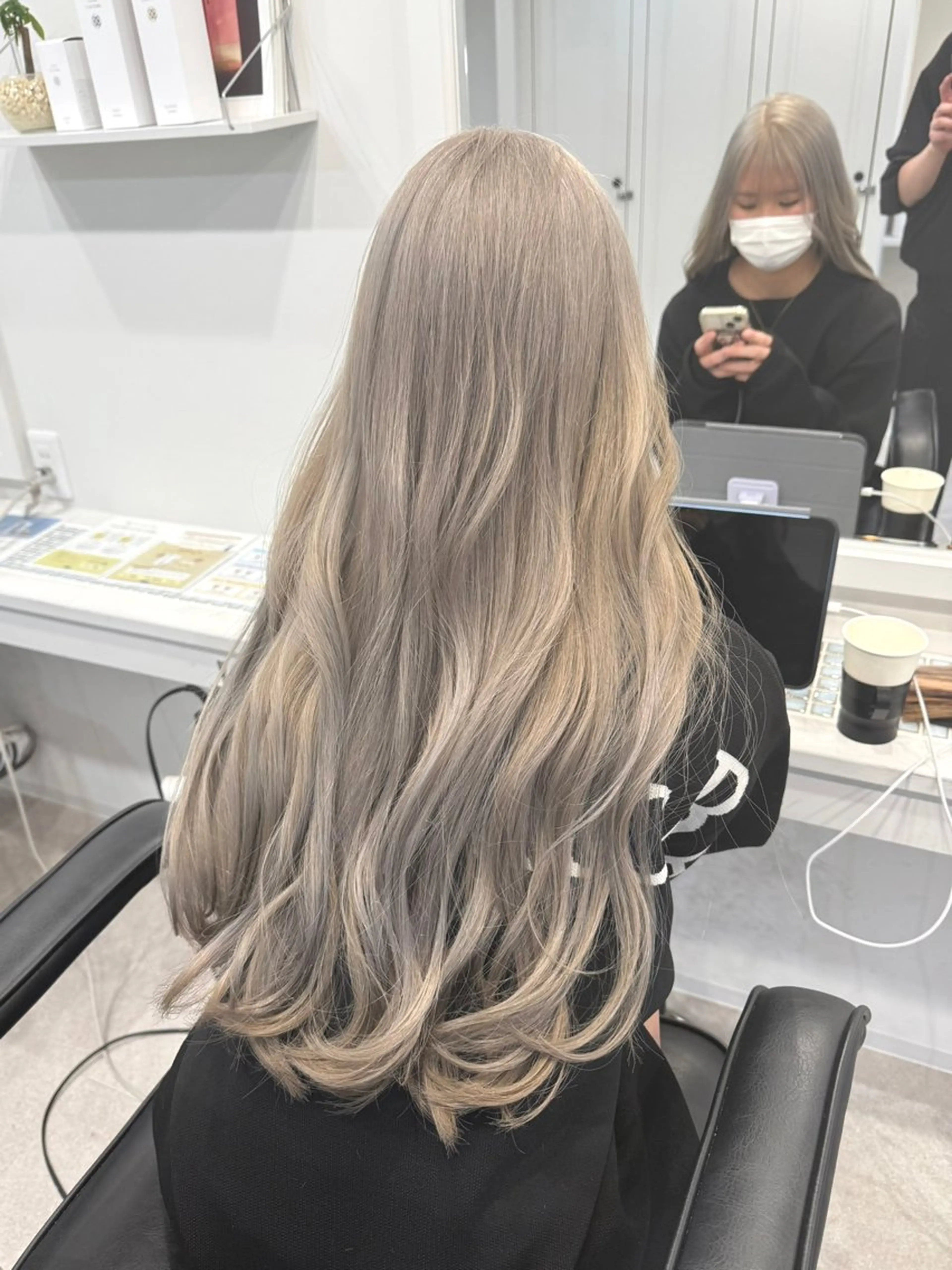 ロング カラー ヘアアレンジ ブリーチ ケアブリーチ グレージュ カット ヘアカラー SALOWIN京都河原町Suite店所属・外国人風レイヤー/ ハイトーンSHUのヘアスタイル