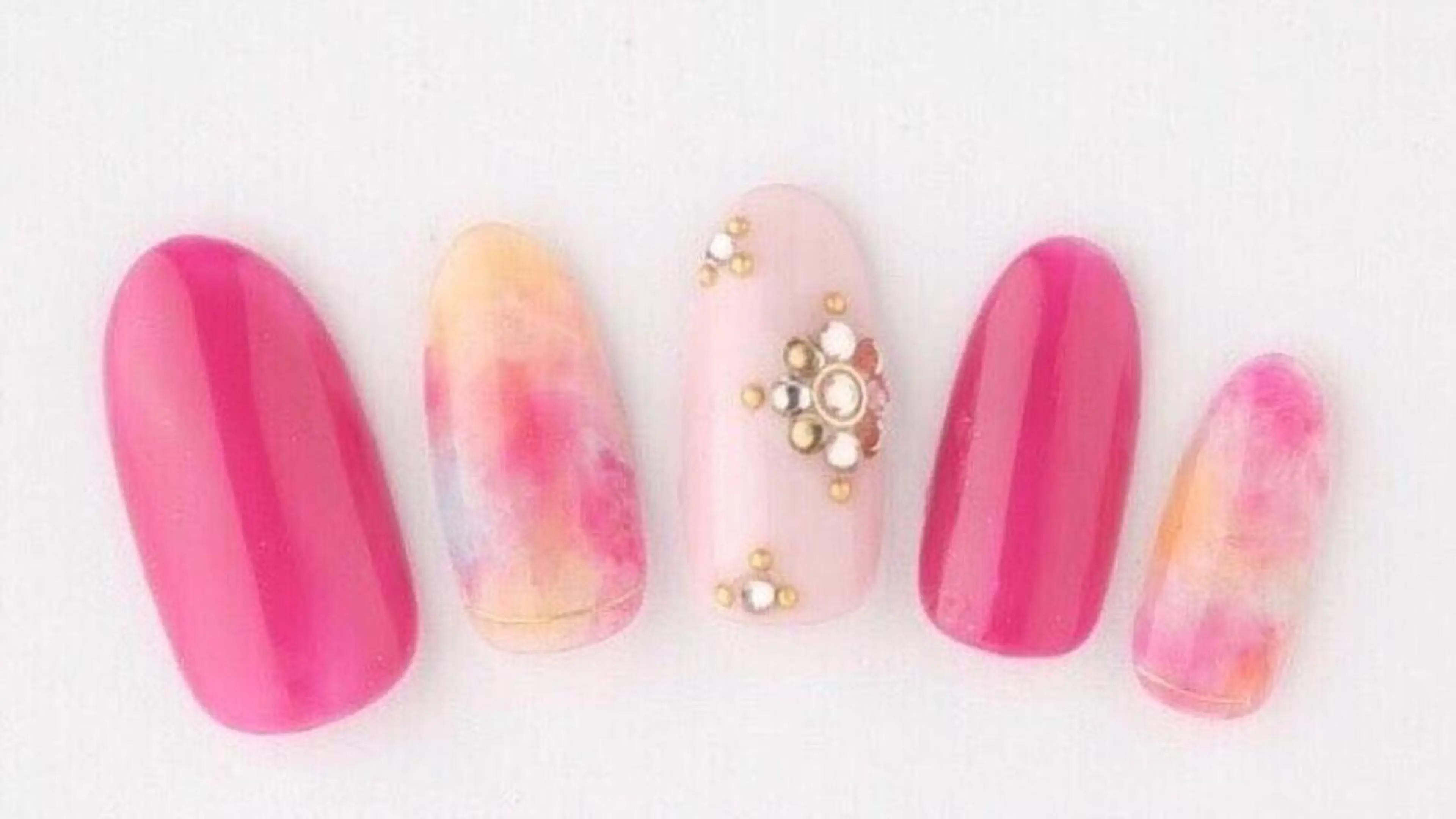 ネイル サロンR所属・岡田 美保のネイルデザイン