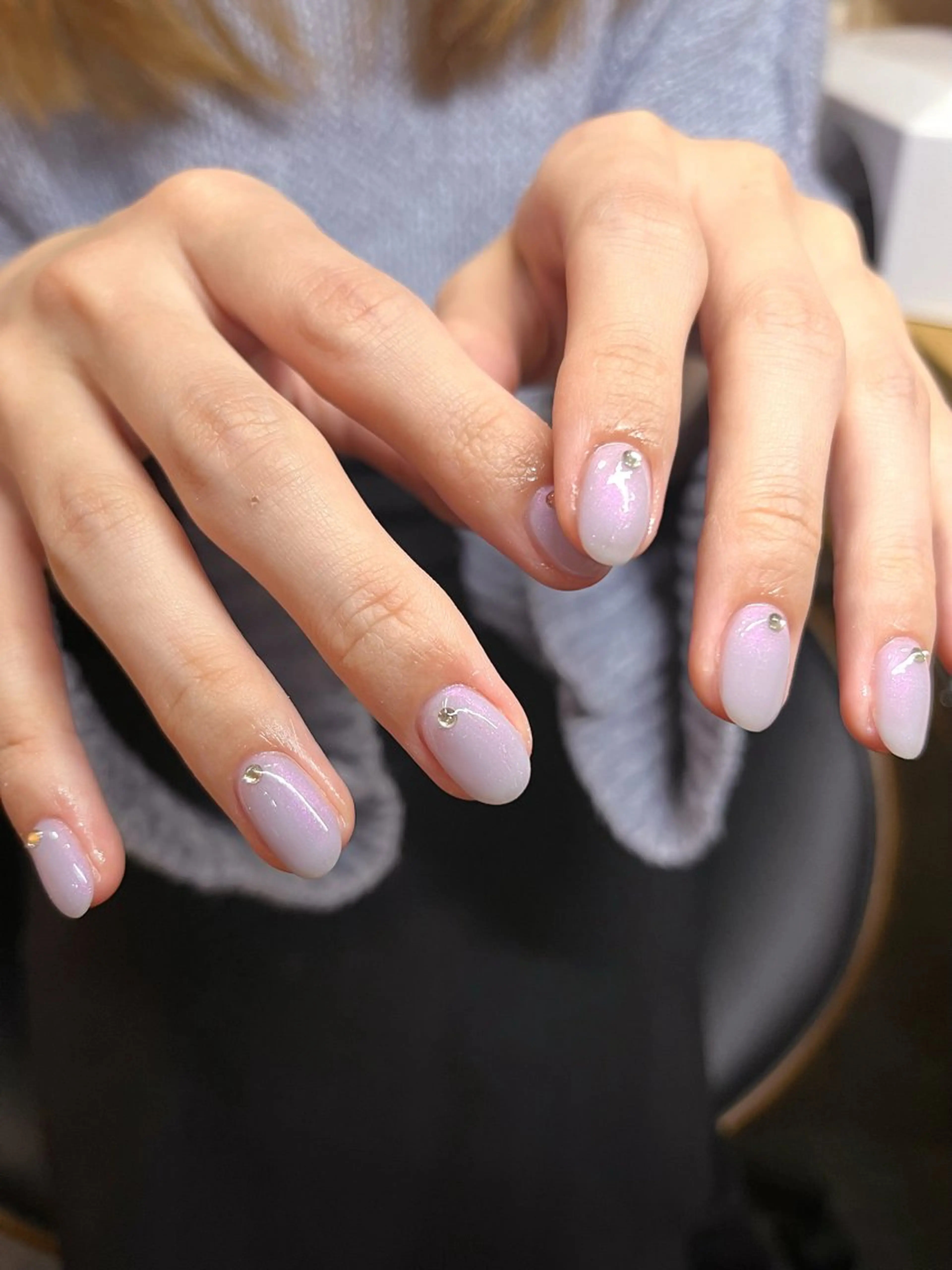 ネイル オーロラネイル キラキラネイル ミラーネイル パープル ショートネイル ハンドネイル ハンドケア 🎀NAIL🎀 AI🪄︎︎◝✩のネイルデザイン