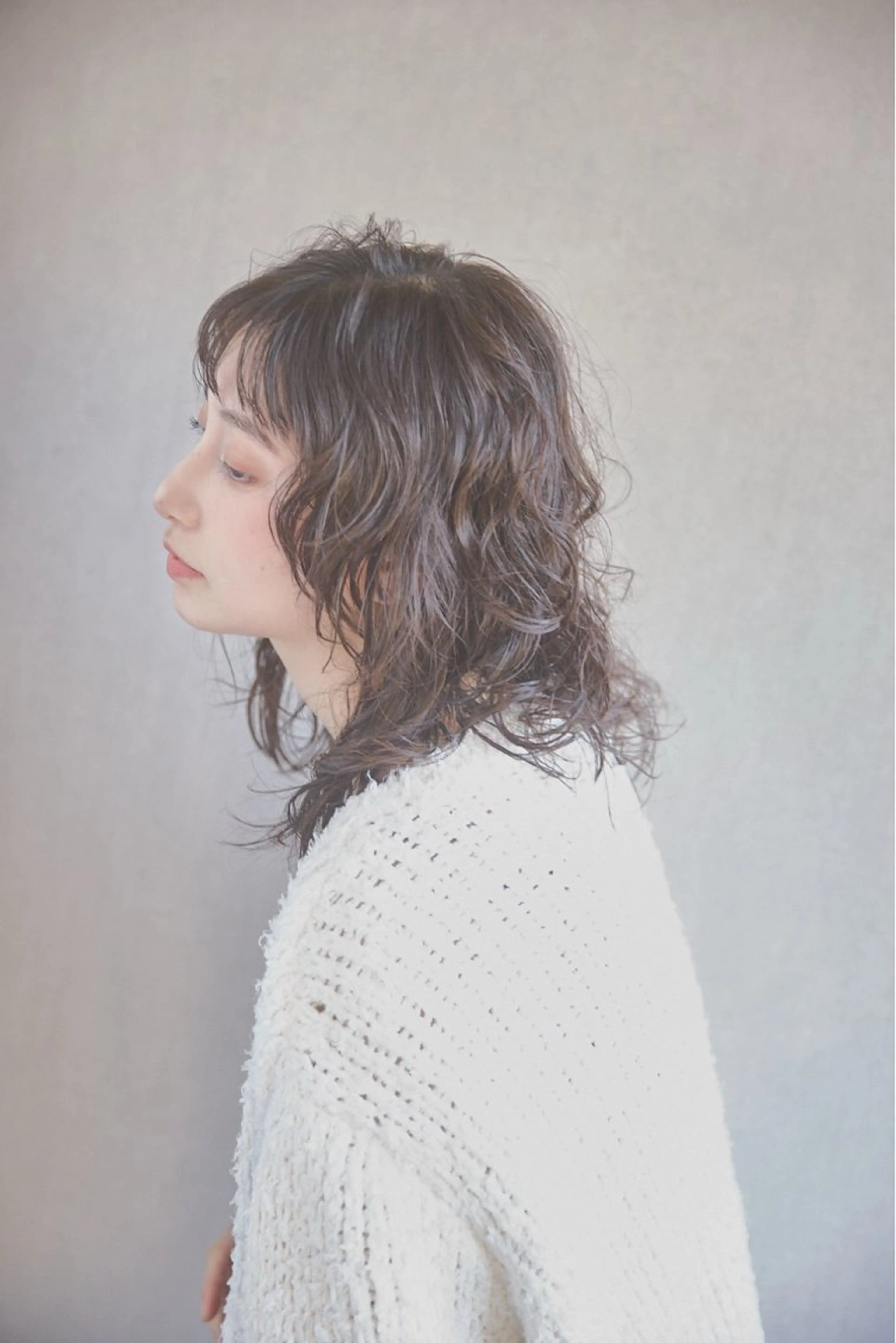 ミディアム パーマ カット パーマ 𝙱𝙻𝙴𝙽 𝚋𝚢 𝚍𝚘𝚝.所属・🤍BLEN 窓🤍のヘアスタイル