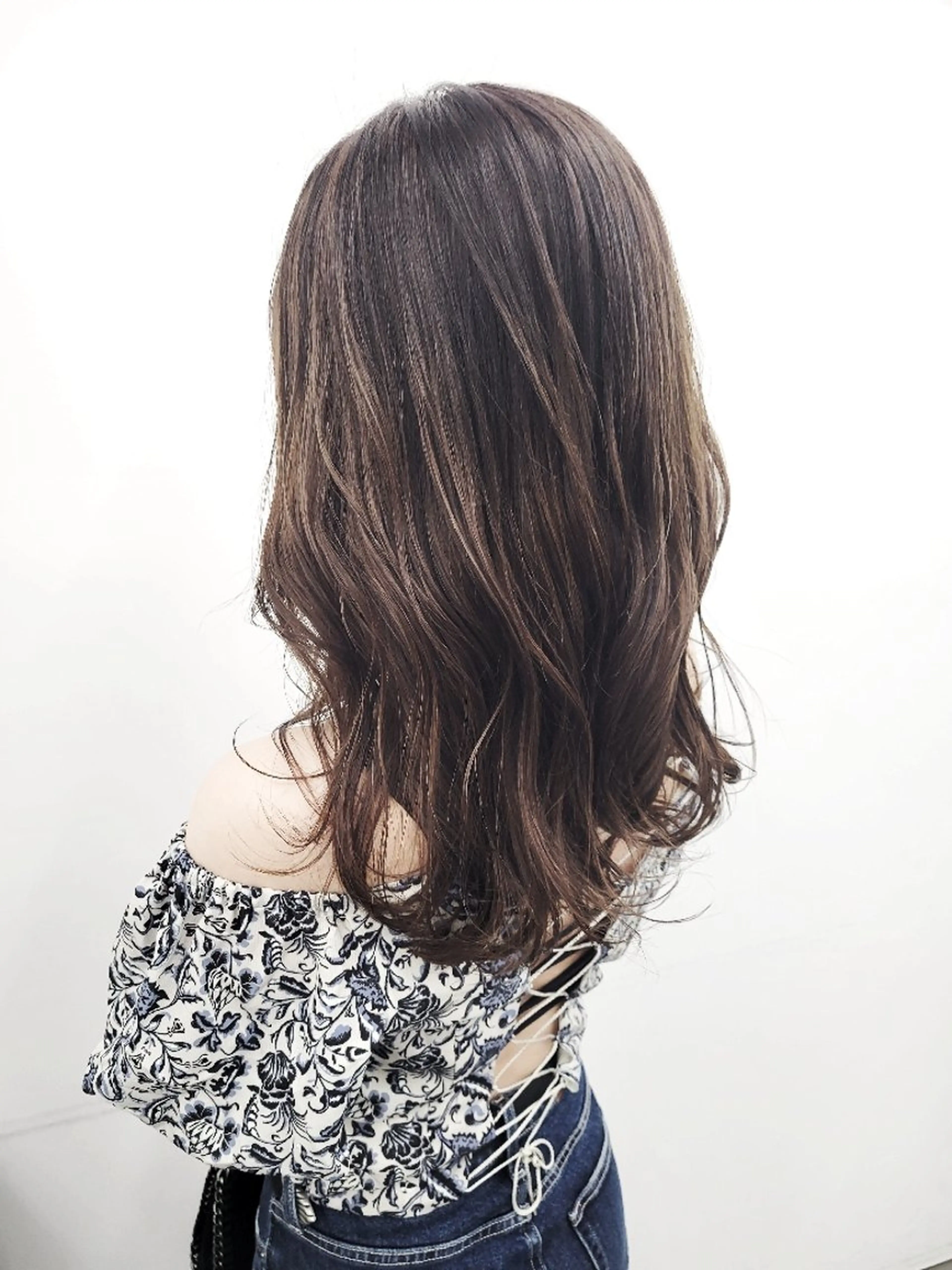 セミロング アッシュ ハイライト レイヤーカット カット ヘアカラー トリートメント GOTTOLATOUR所属・無藤 彩のヘアスタイル