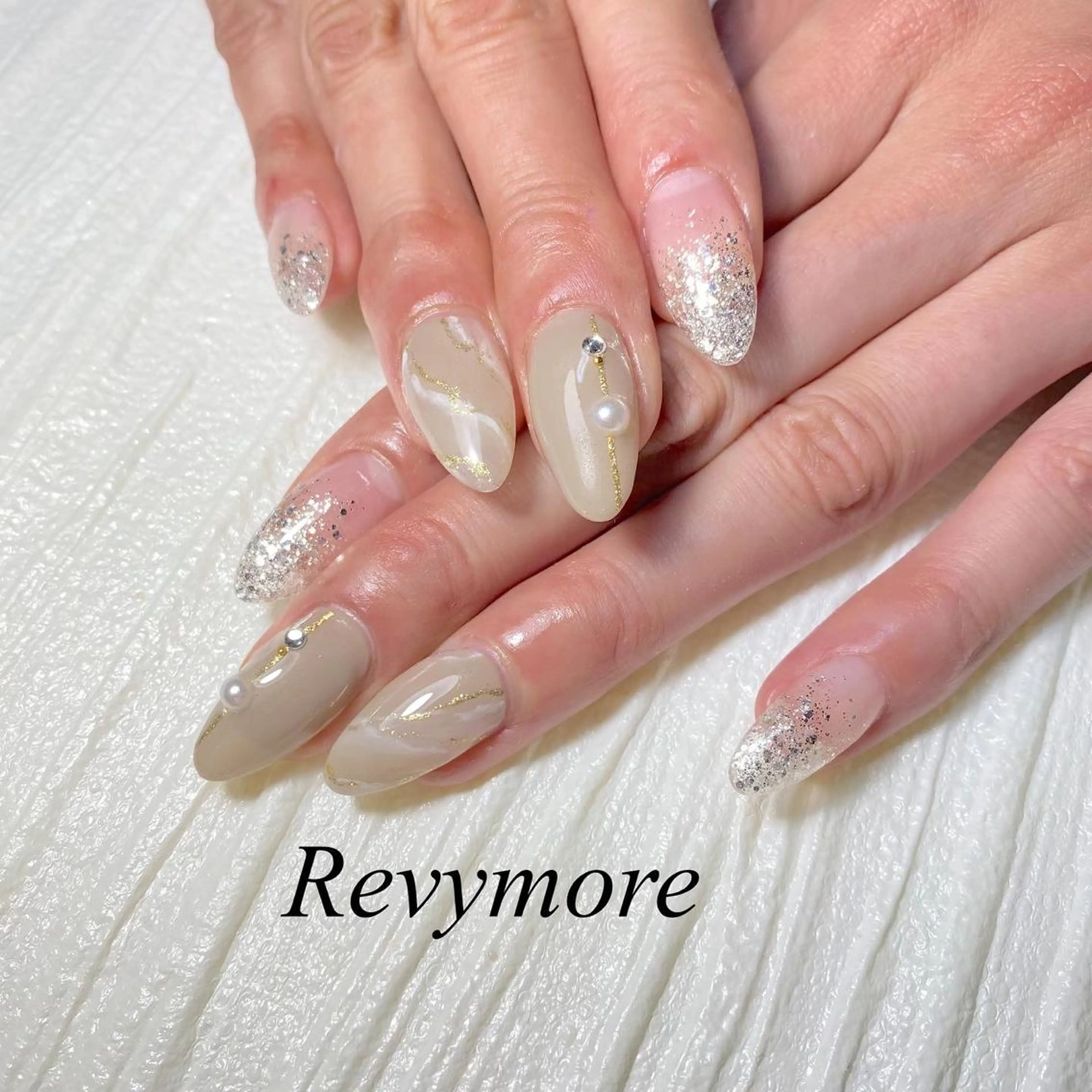 ミディアム ネイル 韓国風ヘア ジェルネイル キラキラネイル 韓国ネイル ニュアンスネイル nail salon Revymore所属・nail salon Revymoreのネイルデザイン