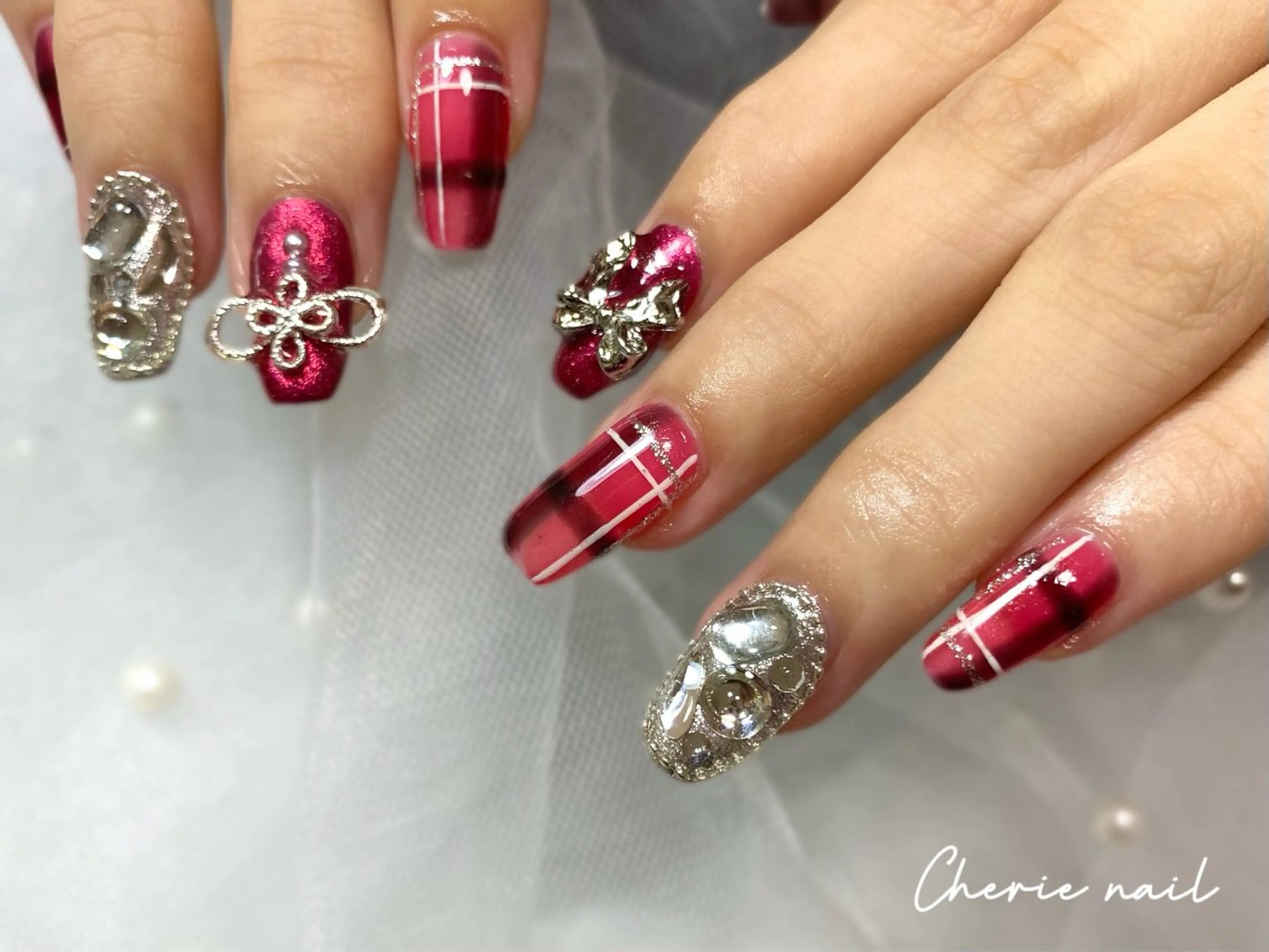 ネイル ボルドー ジェルネイル 赤色 シルバー 冬ネイル ハンドネイル Cherienail yunaのネイルデザイン