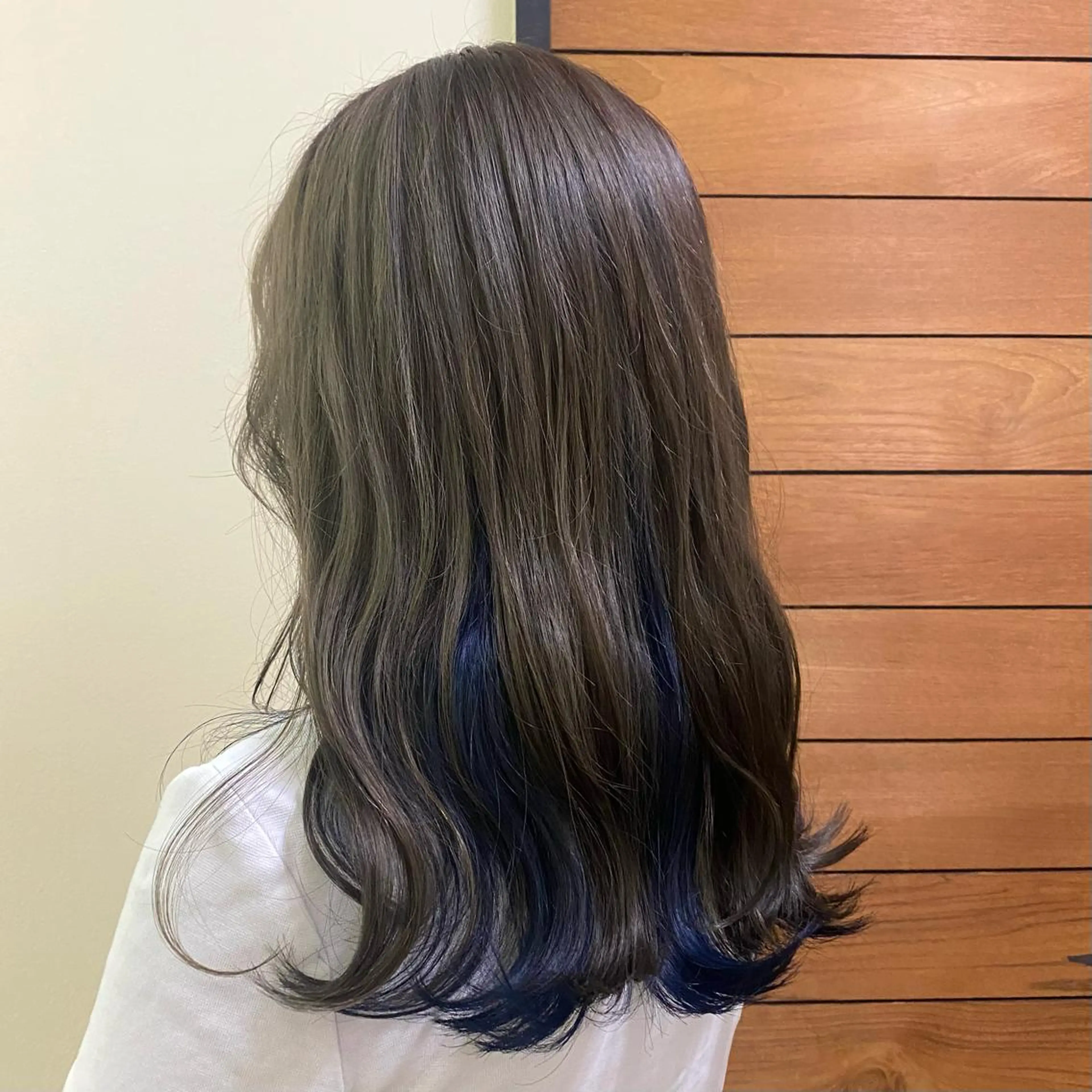 セミロング カラー ブリーチ ブルーカラー インナーカラー ネイビーカラー LITA BRANCHE所属・マンツーマンサロン 🤍Tanakaのヘアスタイル