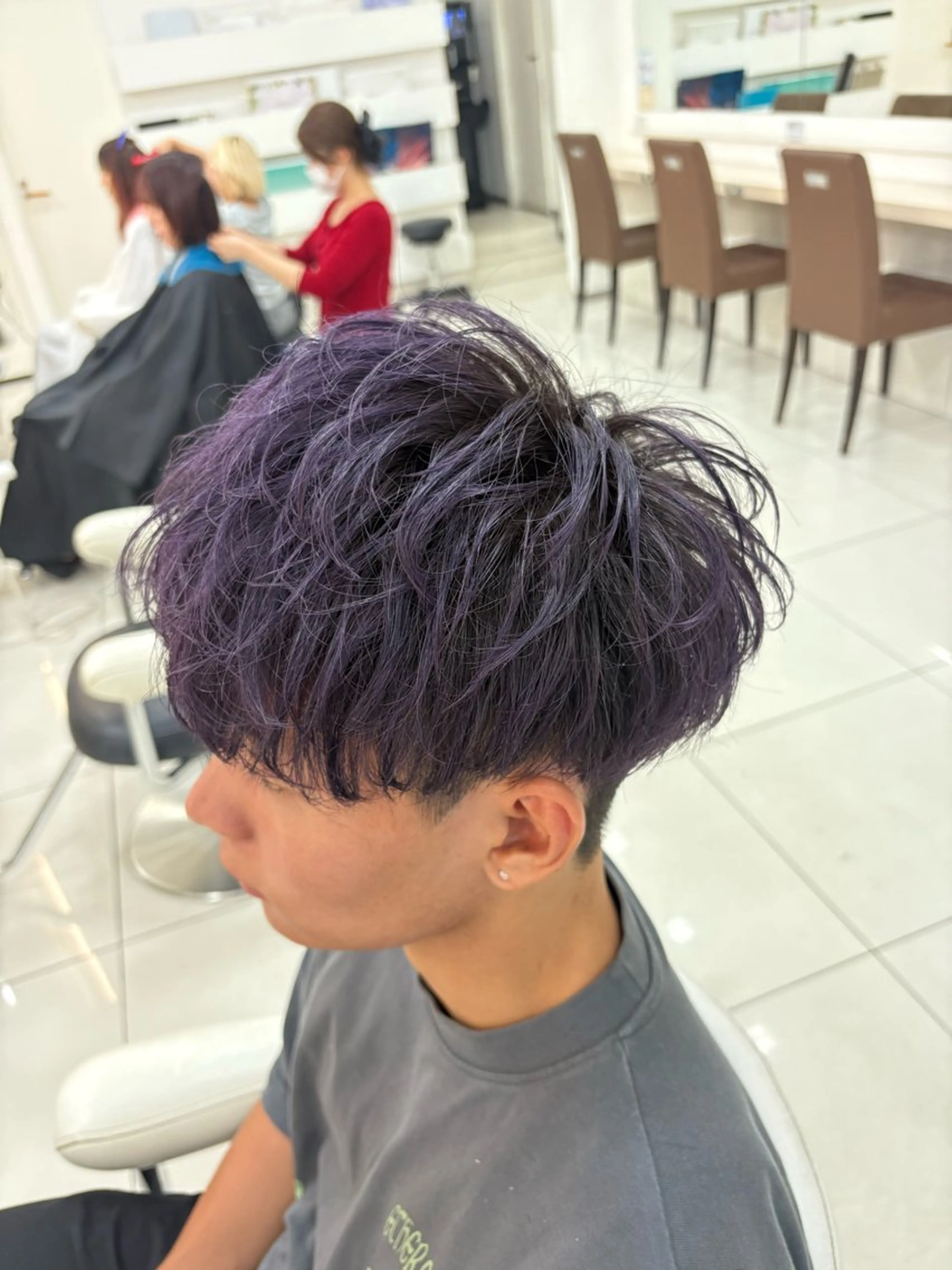 ショート カラー メンズ センターパート フェードカット フェザーパーマ カルマパーマ マッシュ カット ヘアカラー トリートメント 髪質改善/艶カラー/ メンズパーマ/鈴木のヘアスタイル