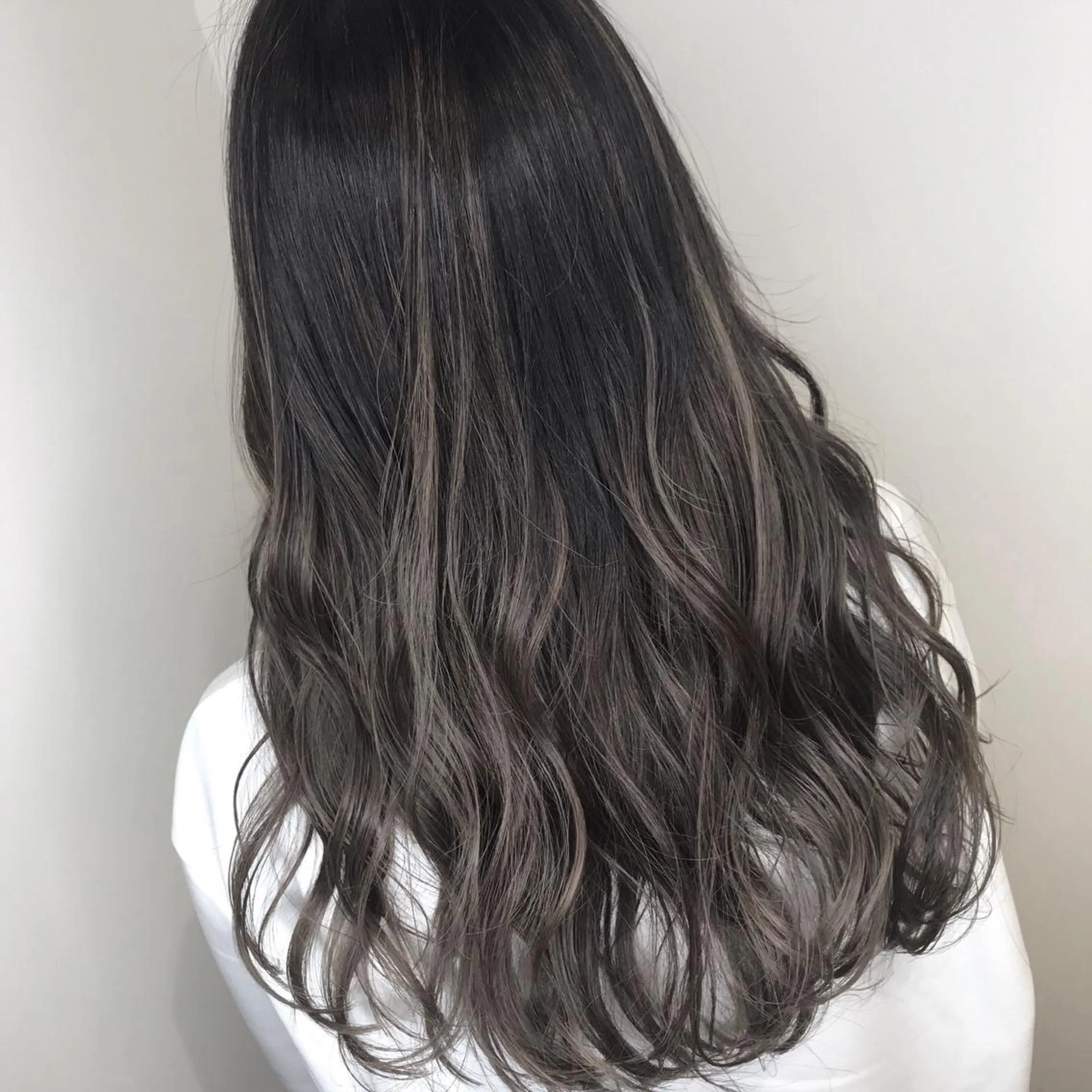 セミロング カラー アッシュ アッシュグレー アッシュグレージュ バレイヤージュ ブリーチ AMI Hair  supply所属・髪質改善カラー 韓国風レイヤーのヘアスタイル