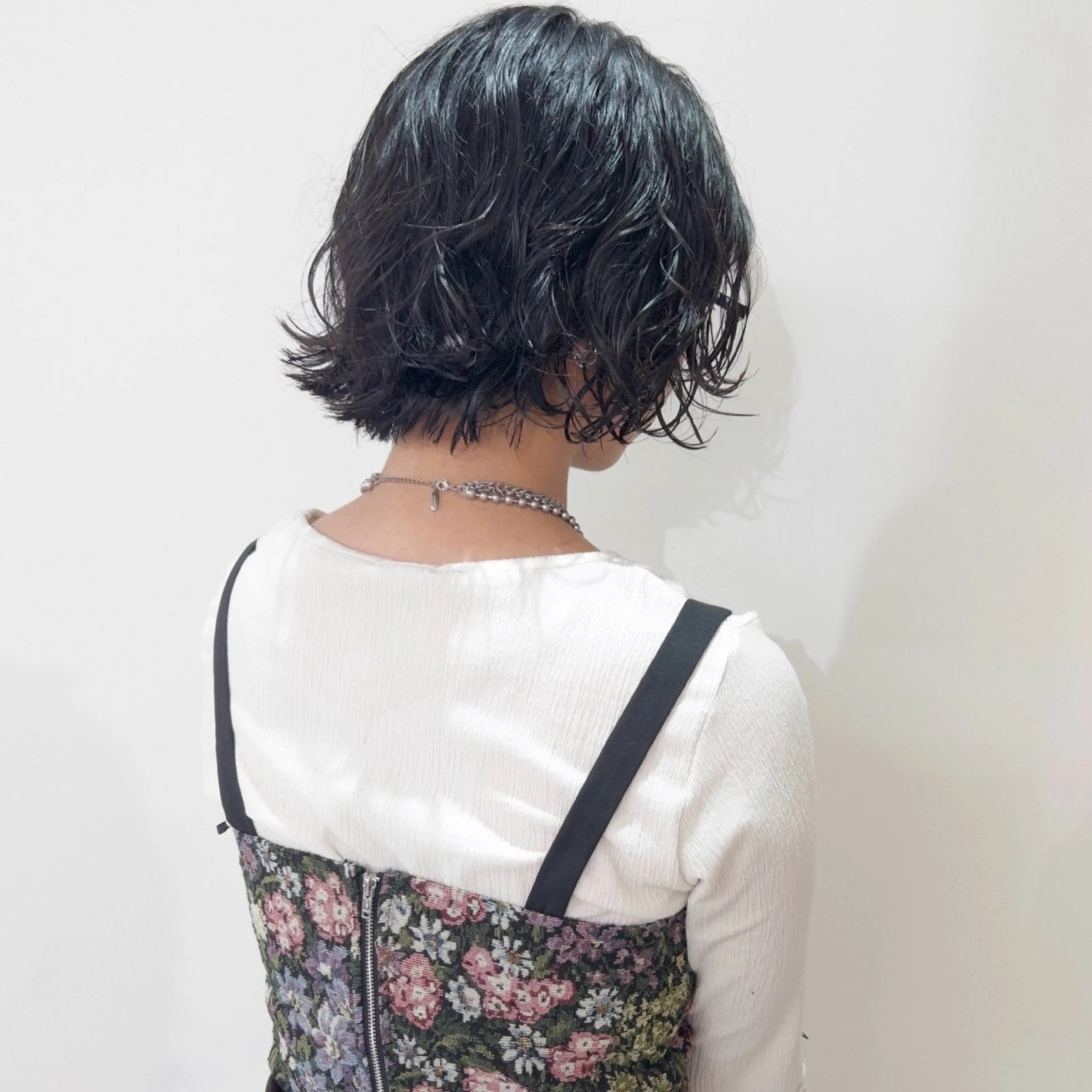 ショート パーマ 顔まわりレイヤー 顔周りカット ハッシュカット レイヤーカット カット パーマ トリートメント nonoka オリーブ/グレージュのヘアスタイル