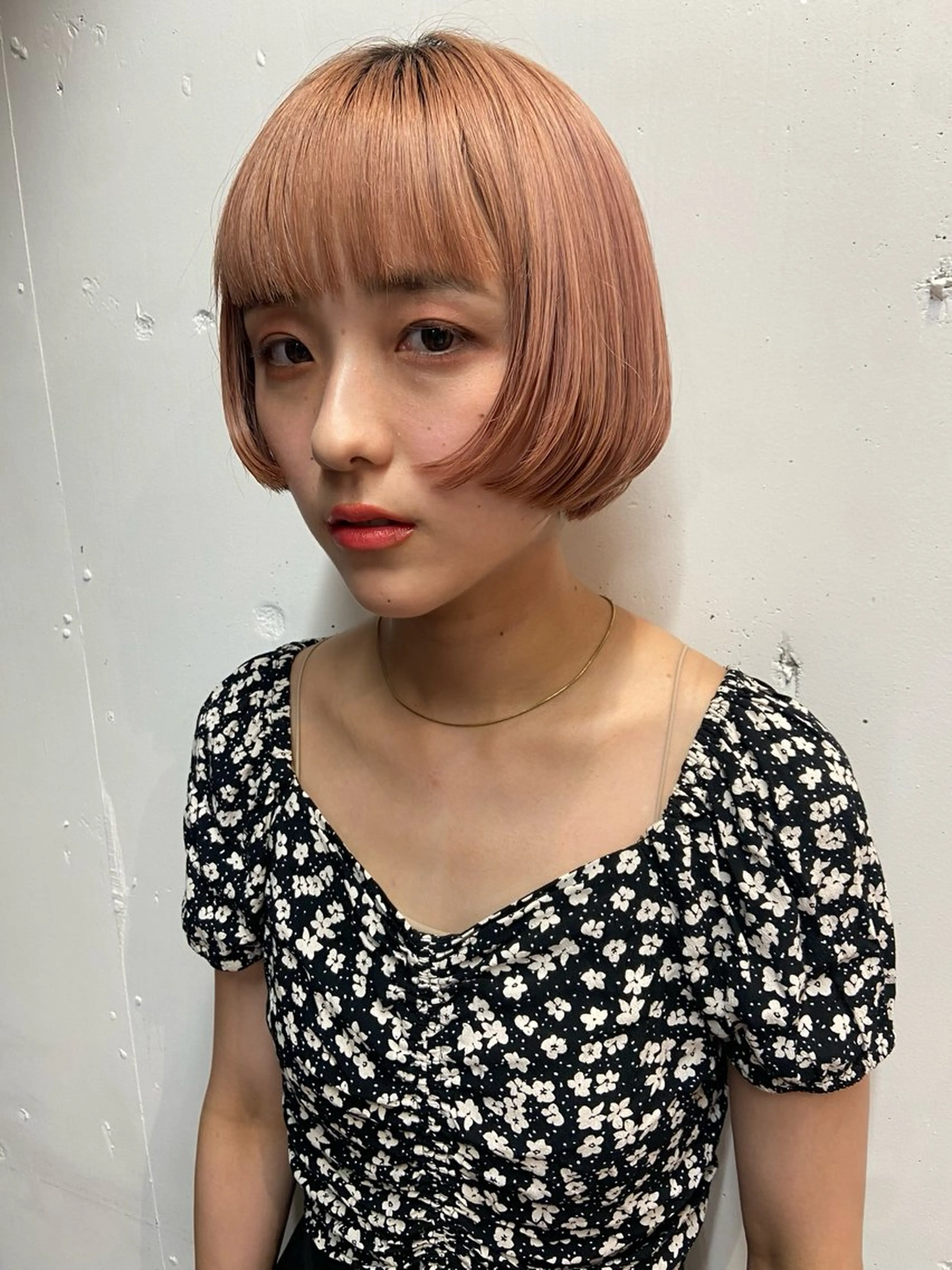 ショート カラー ベージュカラー ピンクカラー ピンクベージュ ボブ ヘアカラー トリートメント AILEE所属・ウルフカット レイヤーカット上柿のヘアスタイル