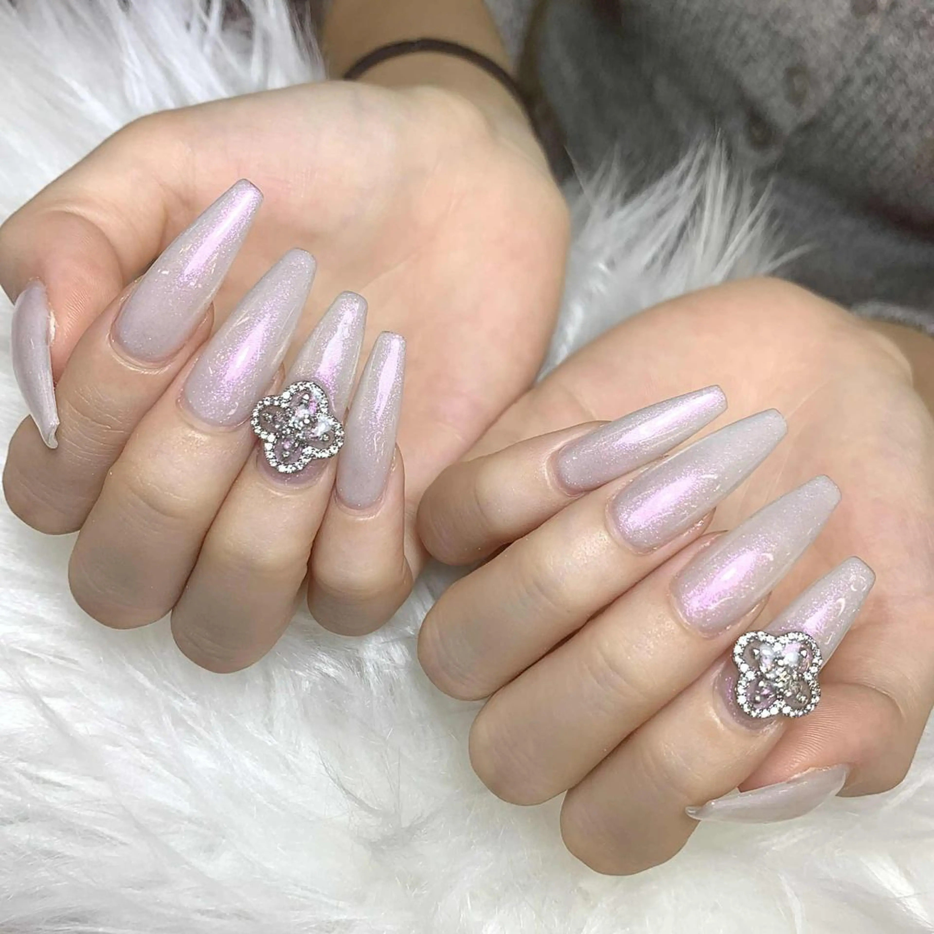 ネイル フラワーネイル ラメ(グリッター) ピンク ストーンネイル ハンドネイル ハンドケア ヒユ ビューティーのネイルデザイン