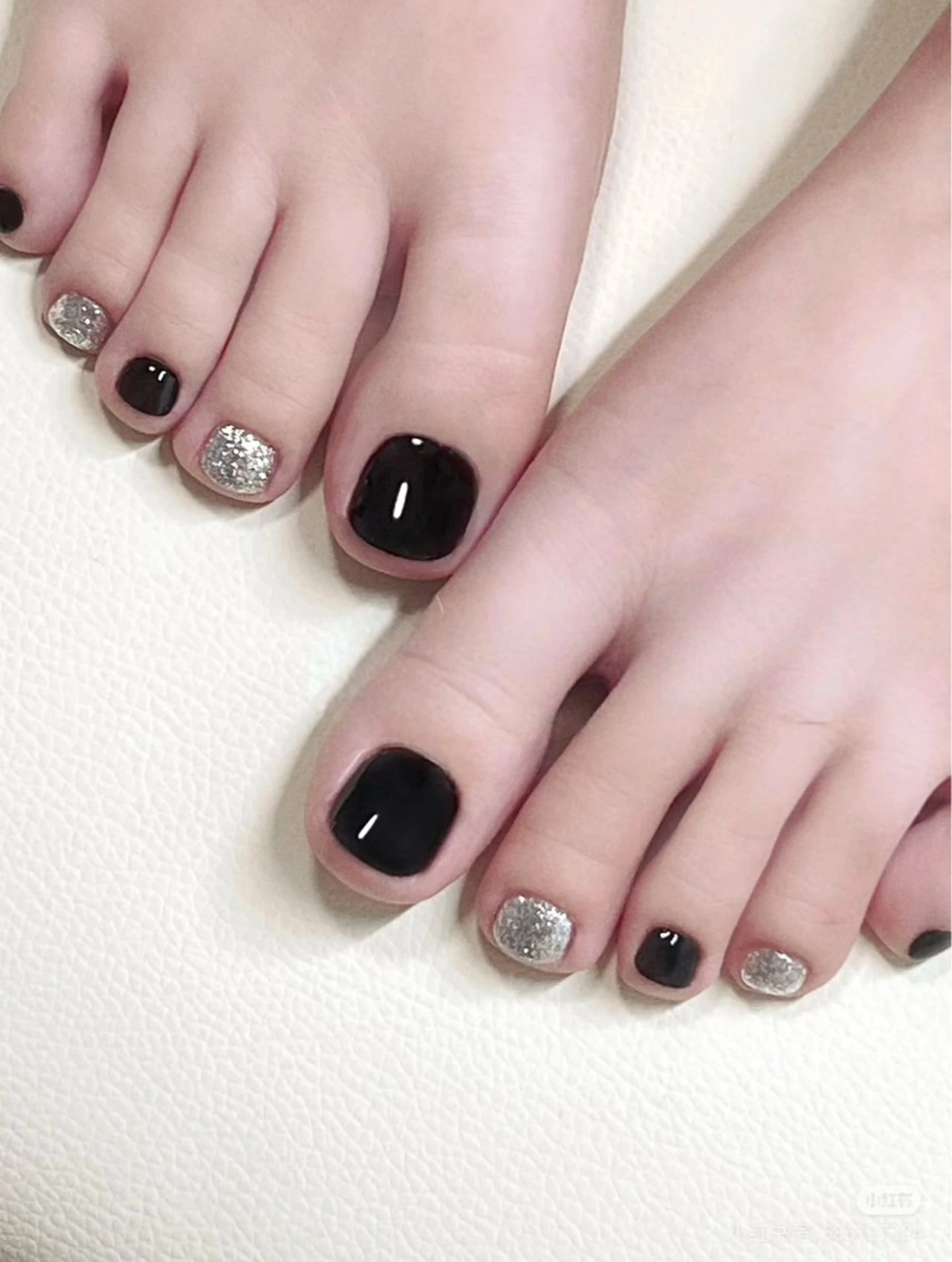 ネイル オーロラネイル 長さ出し フットネイル 韓国ネイル ラメ(グリッター) フットネイル 👍thumbs up nail👍のネイルデザイン