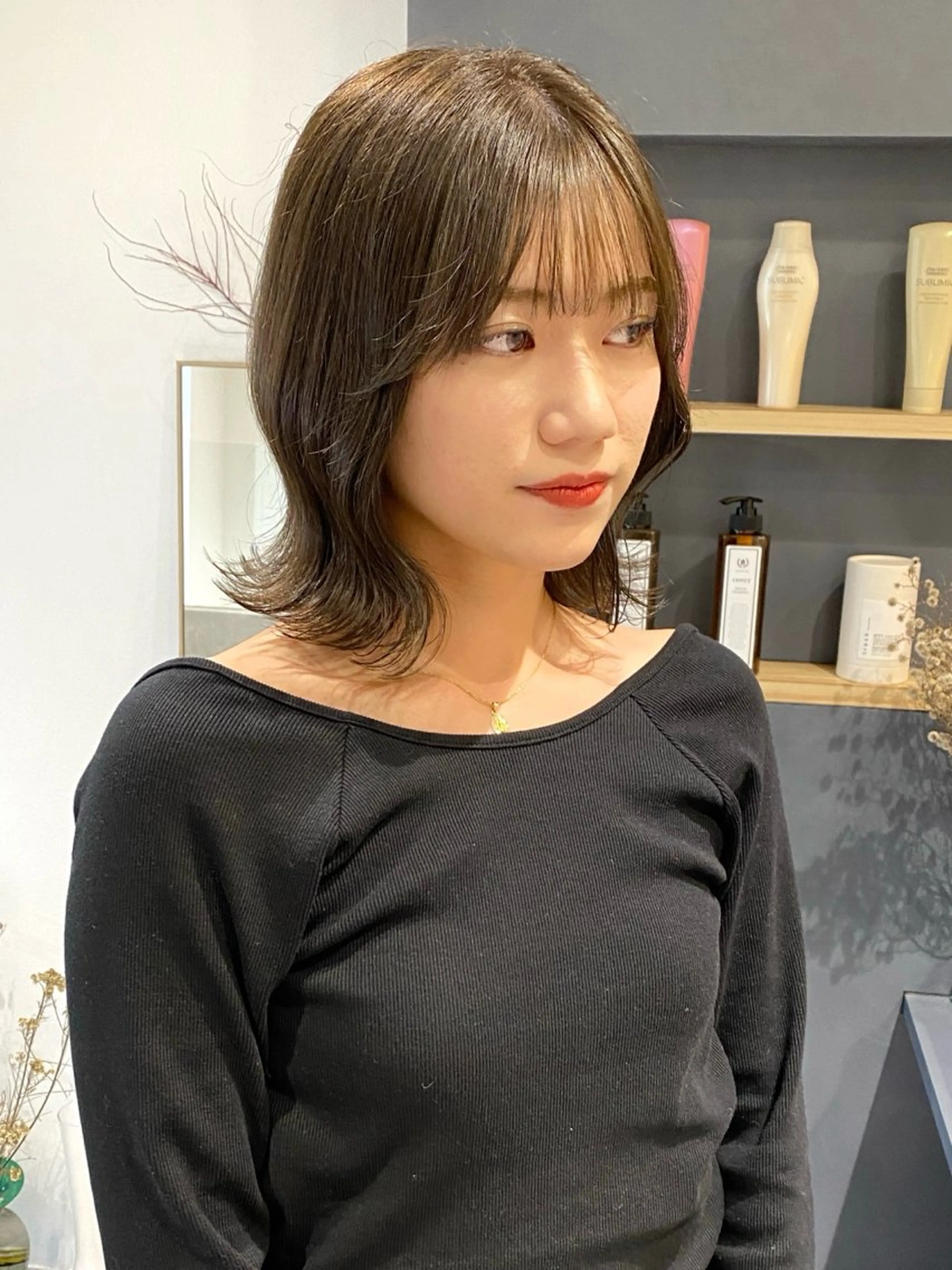 ミディアム カラー 切りっぱなしボブ ベージュカラー ブリーチ 透明感カラー ダブルカラー カット ヘアカラー トリートメント saki🌼ボブ× 透明感カラー🌼のヘアスタイル