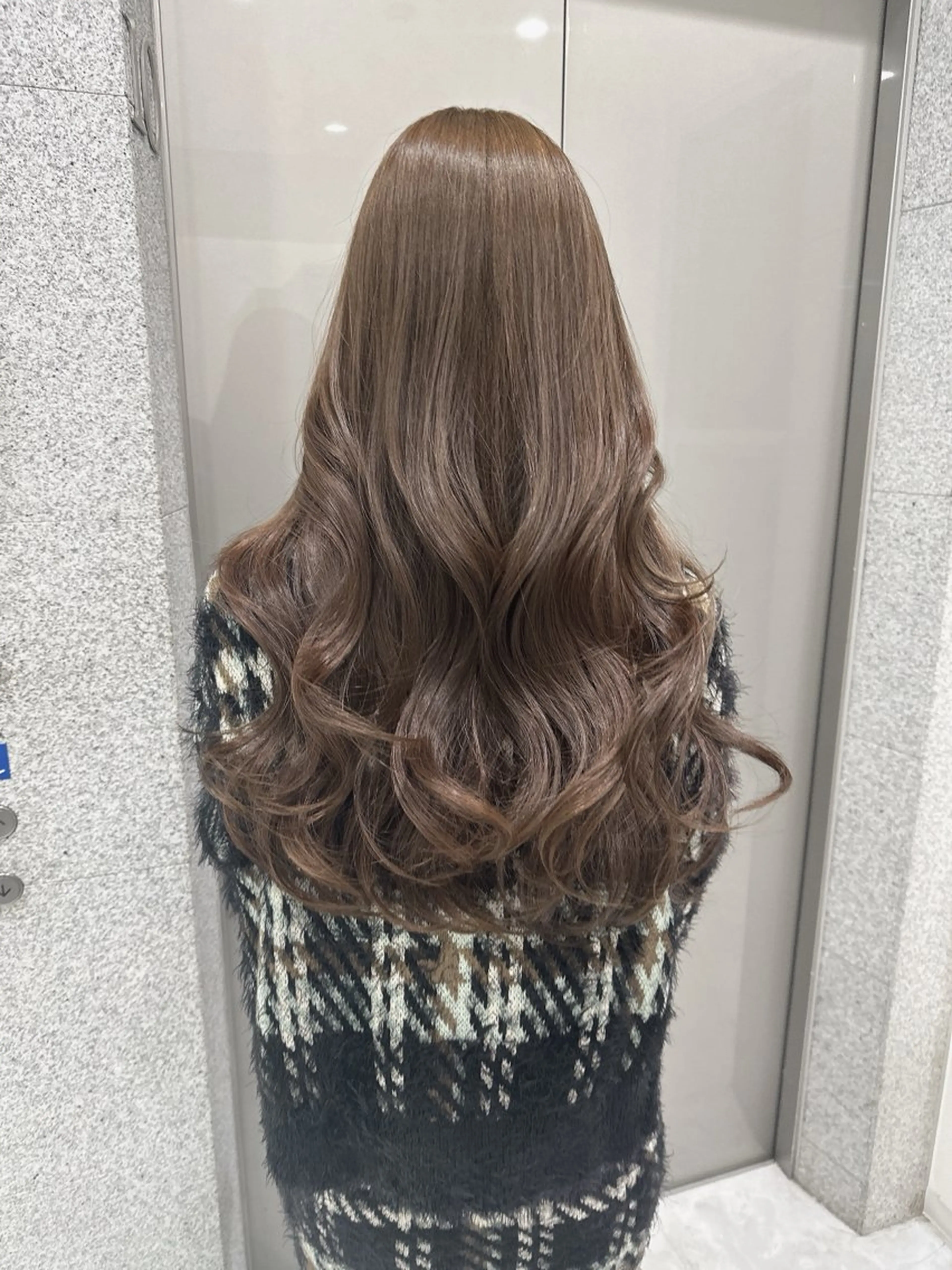 ロング カラー ベージュカラー オリーブベージュ ヘアカラー Airi 韓国y2k レイヤーカットのヘアスタイル