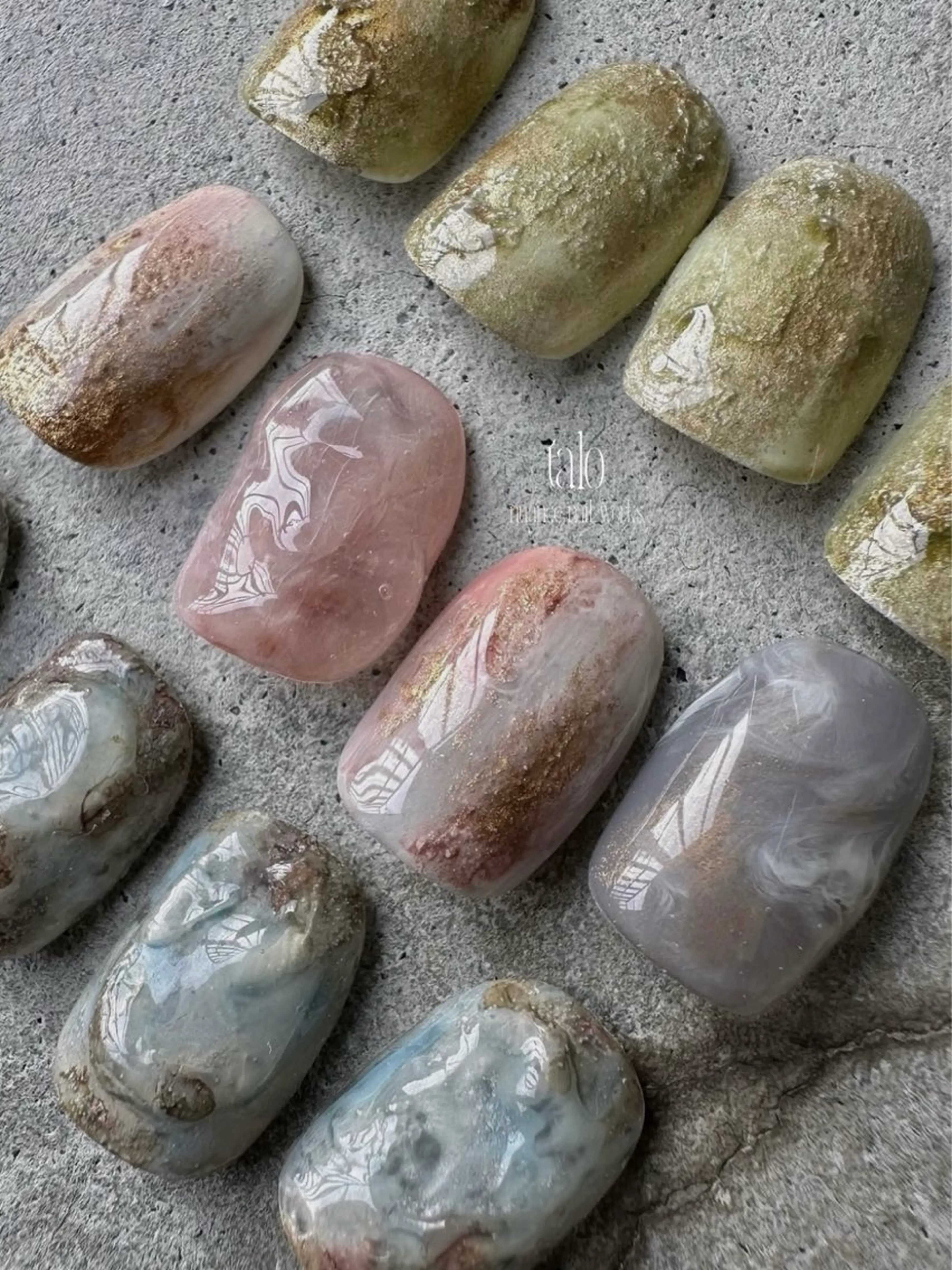 ネイル アートネイル マグネットネイル ニュアンスネイル ぷっくりネイル talo .のネイルデザイン