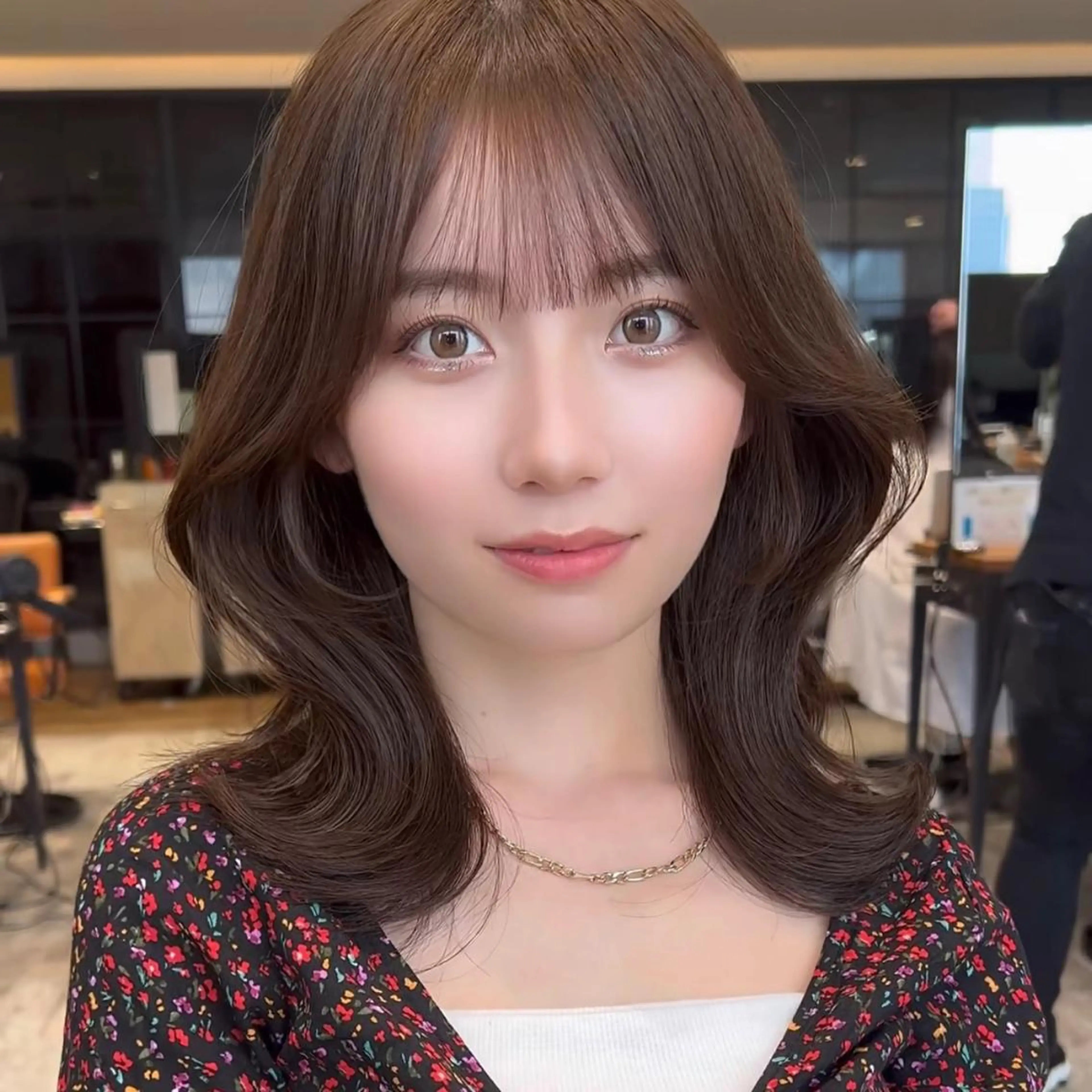 ミディアム カラー ヘアアレンジ くびれヘア 顔周りカット 韓国風ヘア 似合わせカット サイドバング 日本一の小顔カット/ ボブ/顔周り/韓国のヘアスタイル