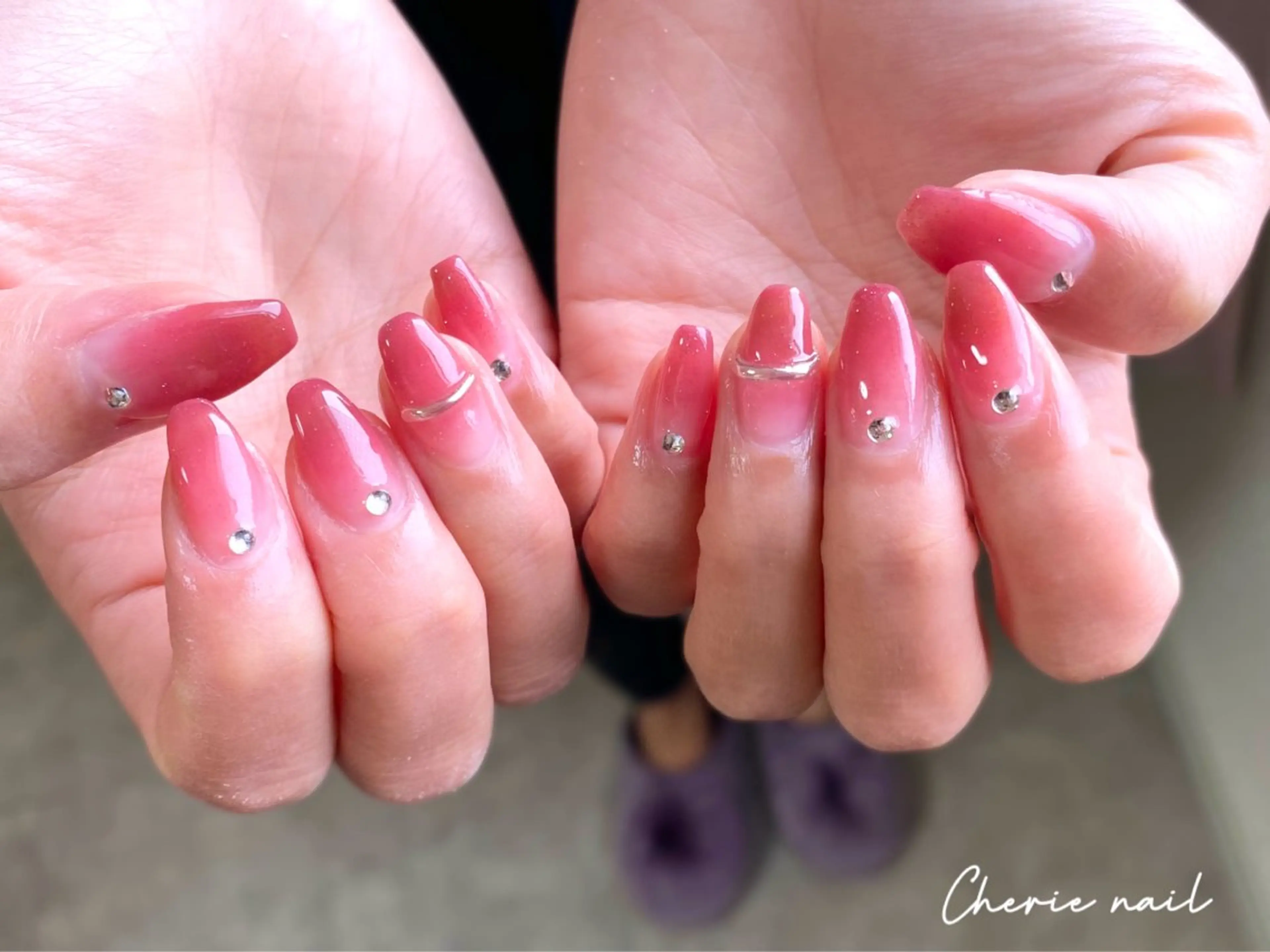 ネイル ジェルネイル グラデーション ピンク シルバー ハンドネイル Cherienail yunaのネイルデザイン