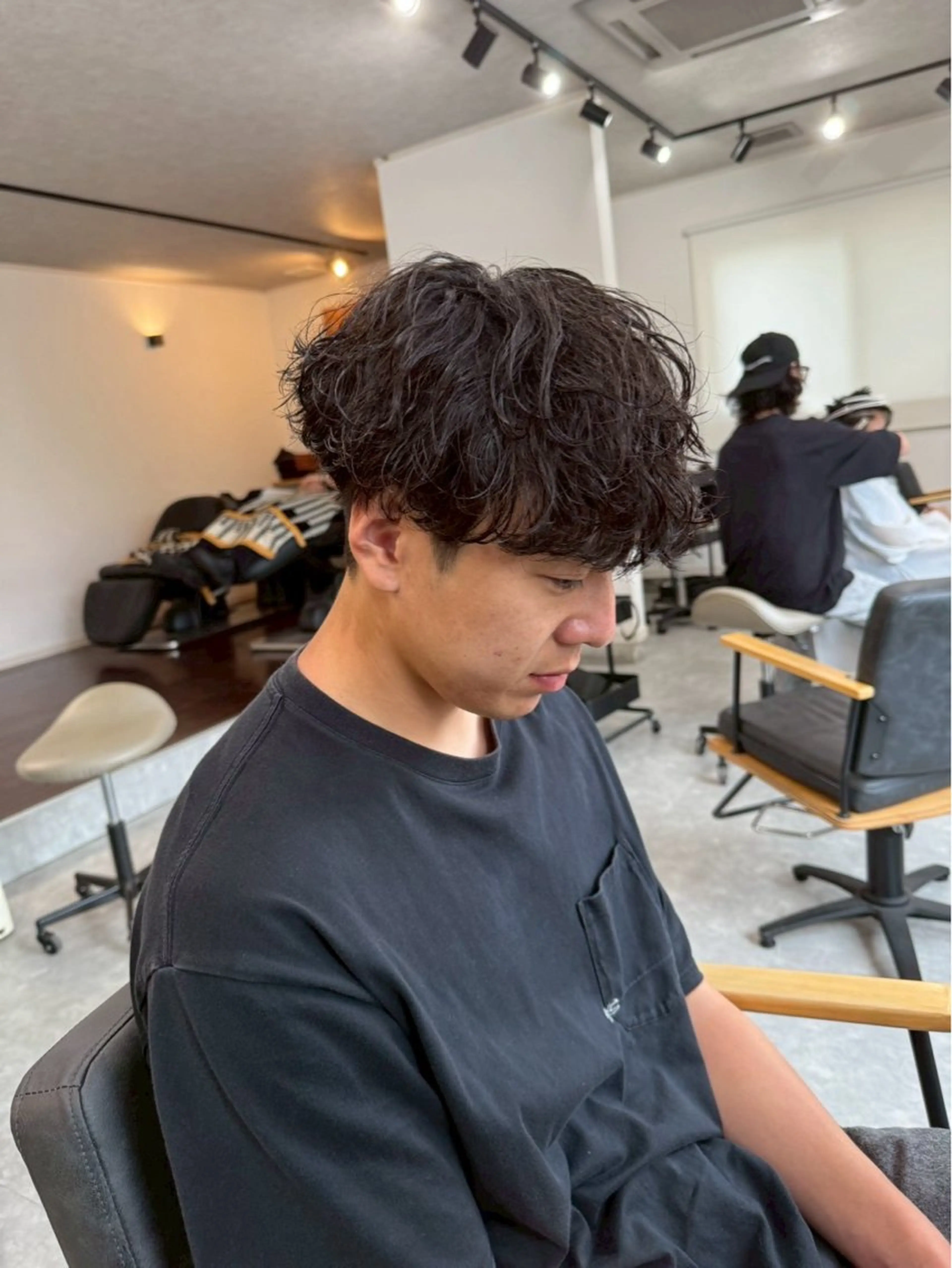 ショート パーマ メンズ センターパート フェードカット マッシュ メンズパーマ スペインカール パーマ 宮下 遼太のヘアスタイル