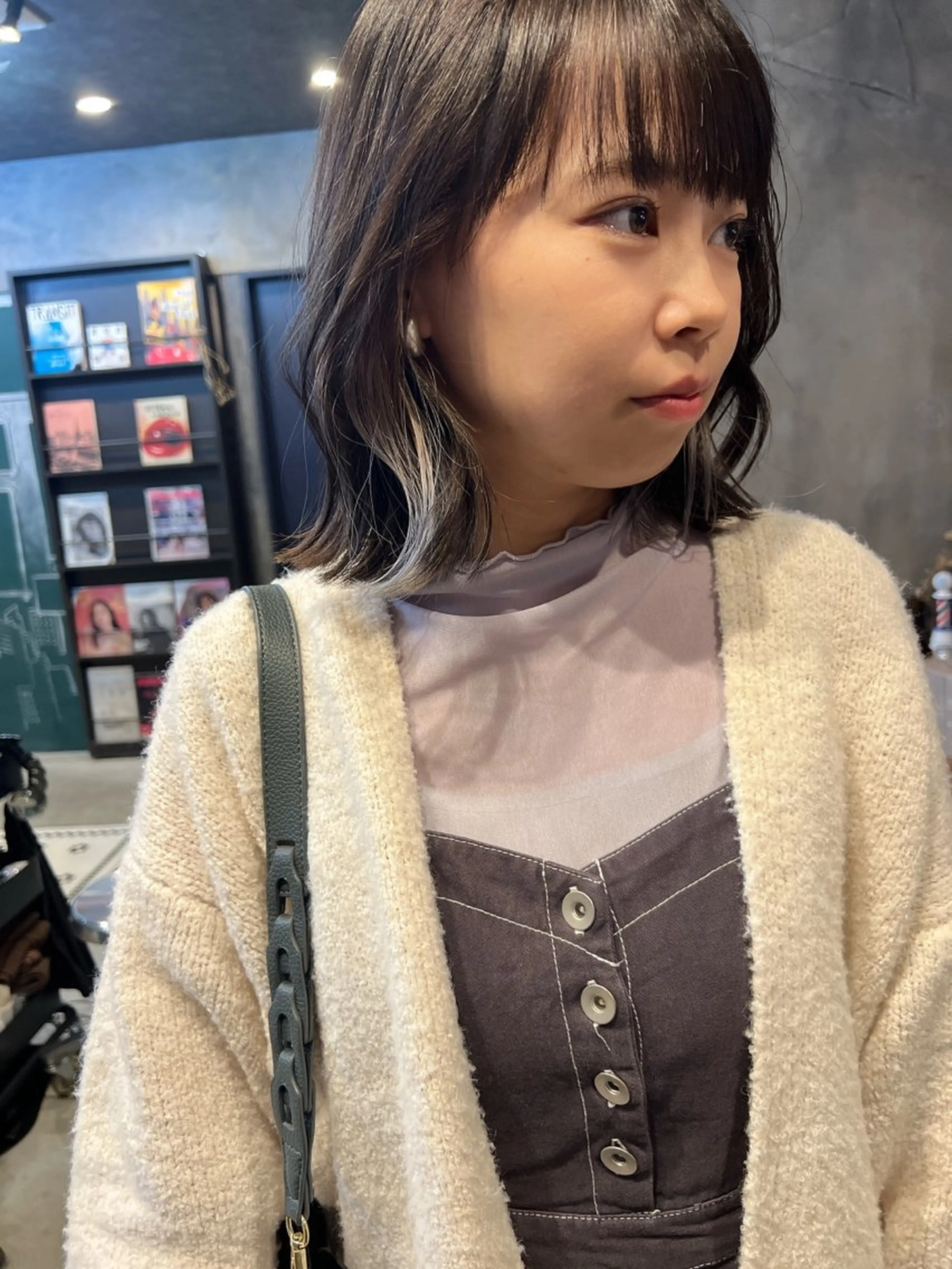 セミロング カラー アッシュ ダブルカラー インナーカラー ホワイトアッシュ ミヨシマユ✨ チーフ就任記念🌈のヘアスタイル