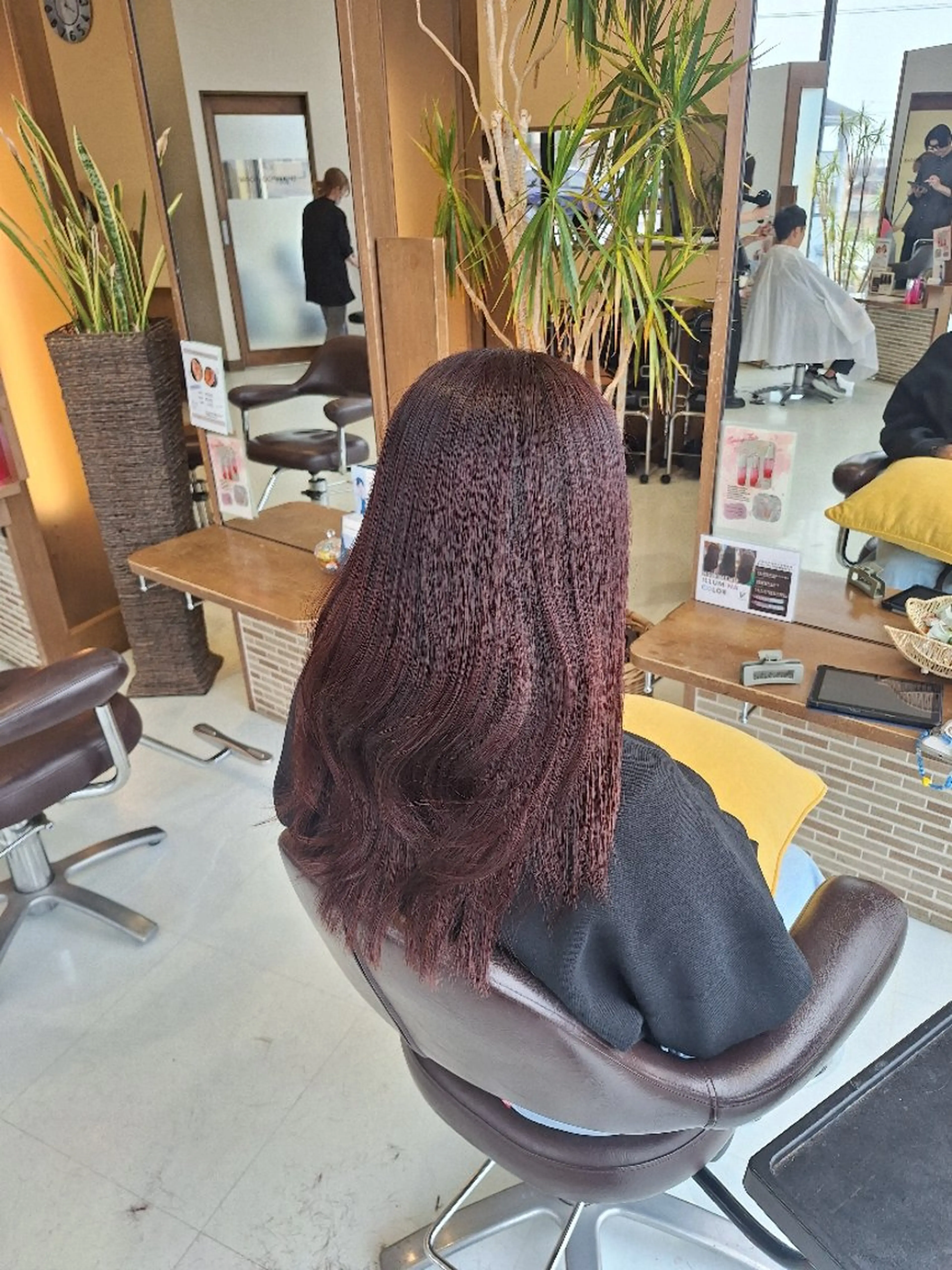 セミロング カラー ボルドーカラー ルビー レイヤーカット ヘアカラー トリートメント vancouncil所属・スズキ ヒロキのヘアスタイル