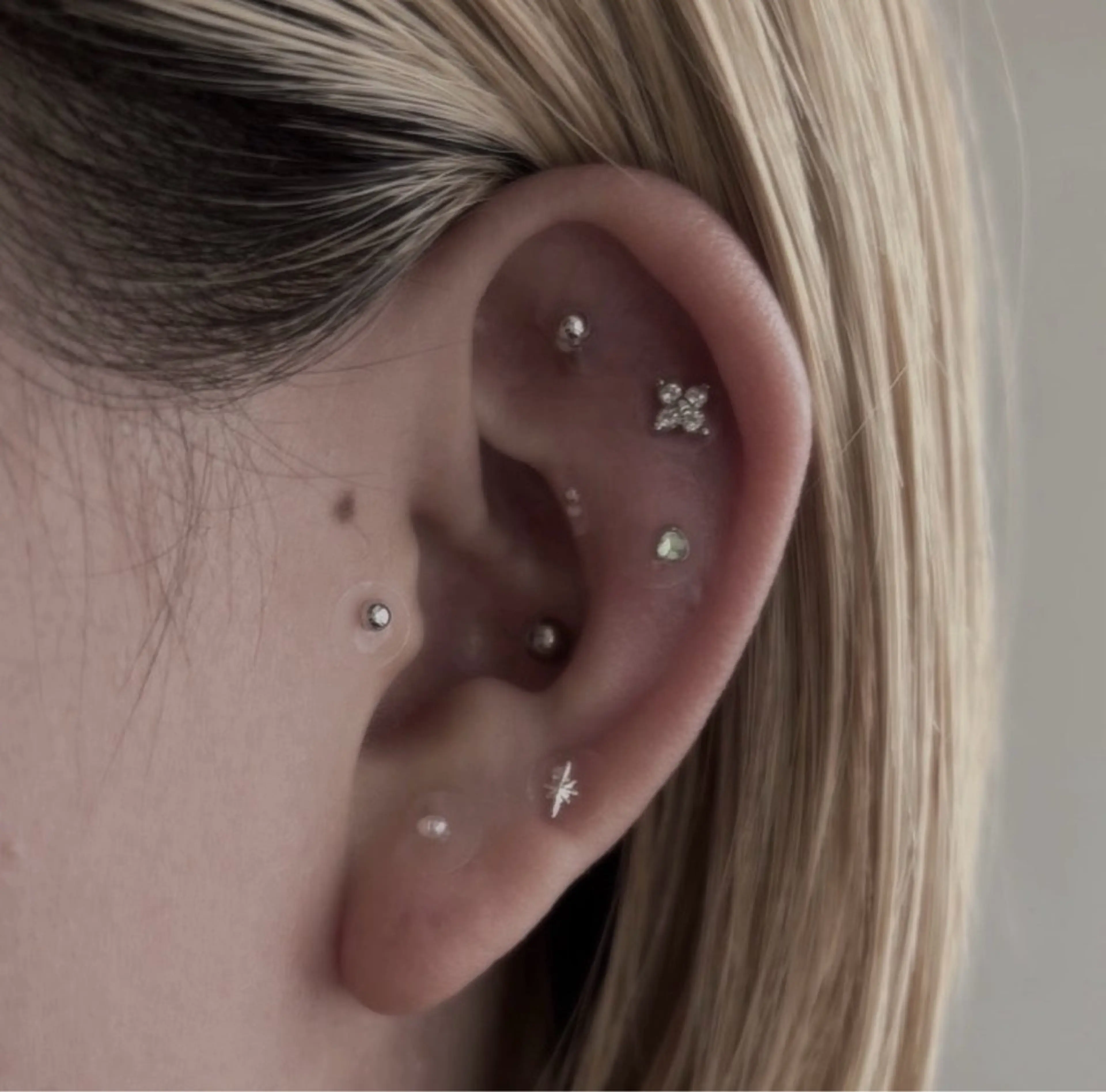 耳ツボジュエリー💎パーツ12粒➕お土産2粒➕簡単な耳ほぐしマッサージの写真