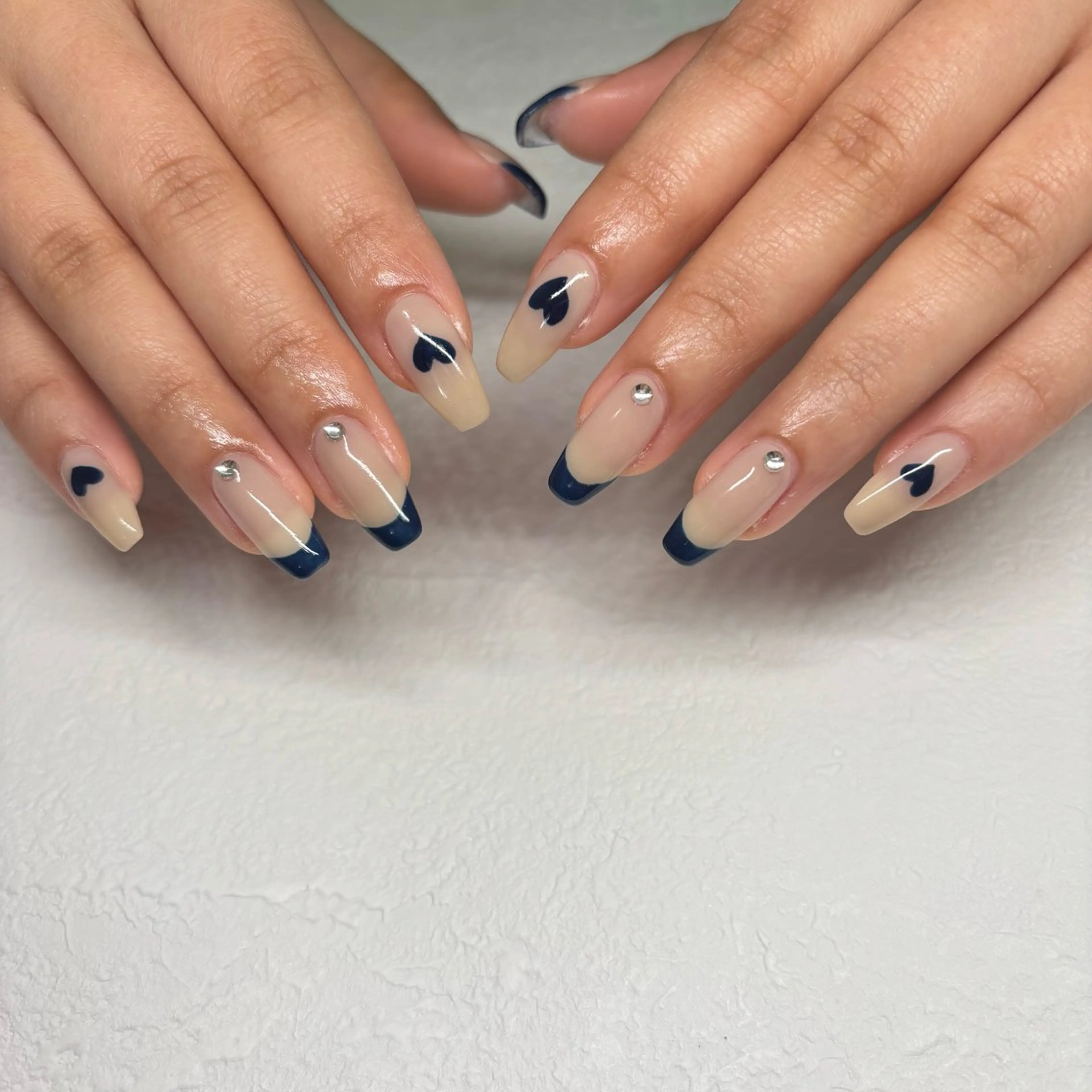 ネイル フレンチネイル ネイビー ハンドネイル RE💟N.NAIL ラテン系お姉さんのネイルデザイン