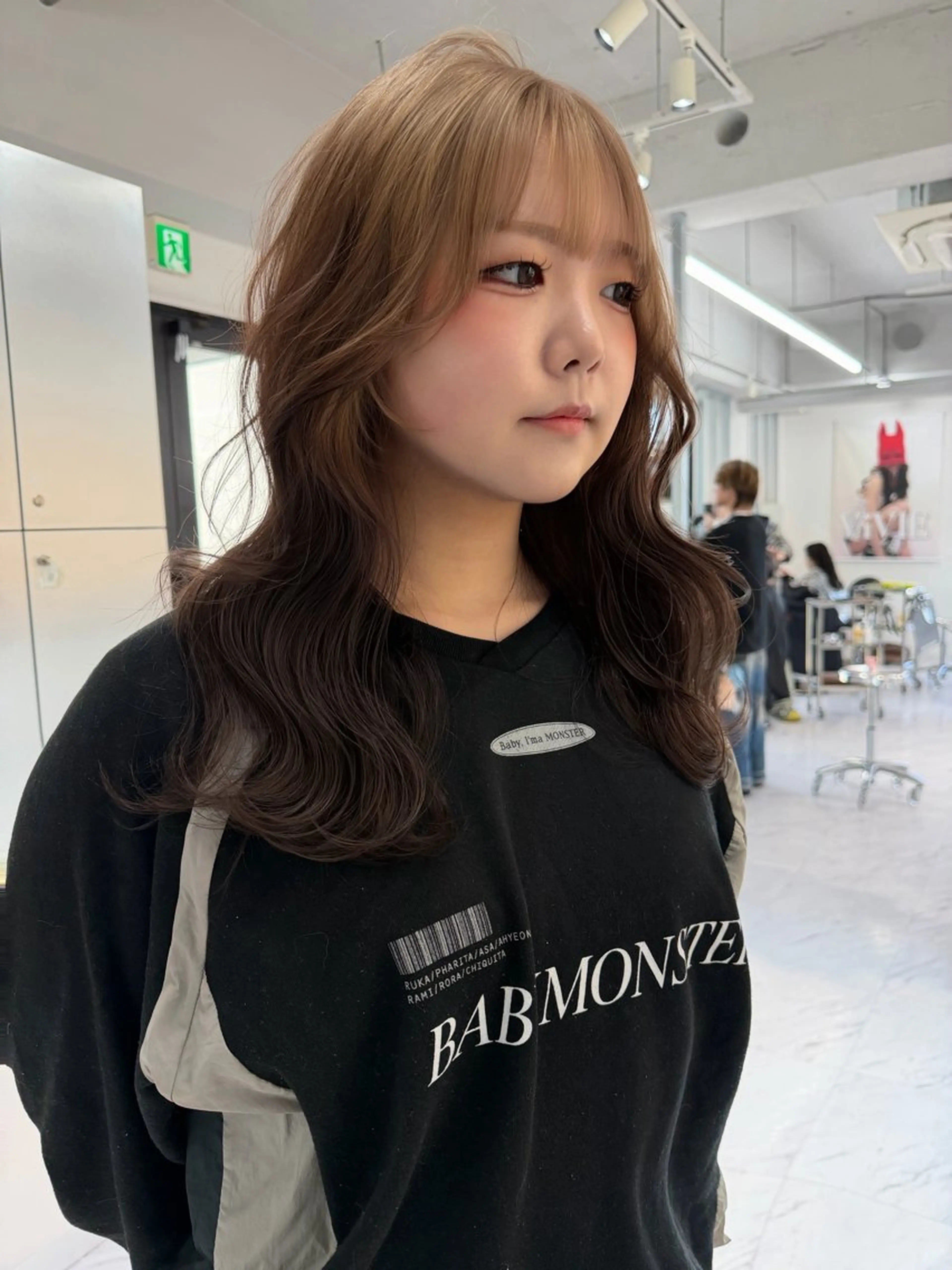 セミロング カラー ベージュカラー ブリーチ ケアブリーチ デザインカラー ダブルカラー ヘアカラー トリートメント TATSUブリーチ/ ミルクティーベージュのヘアスタイル