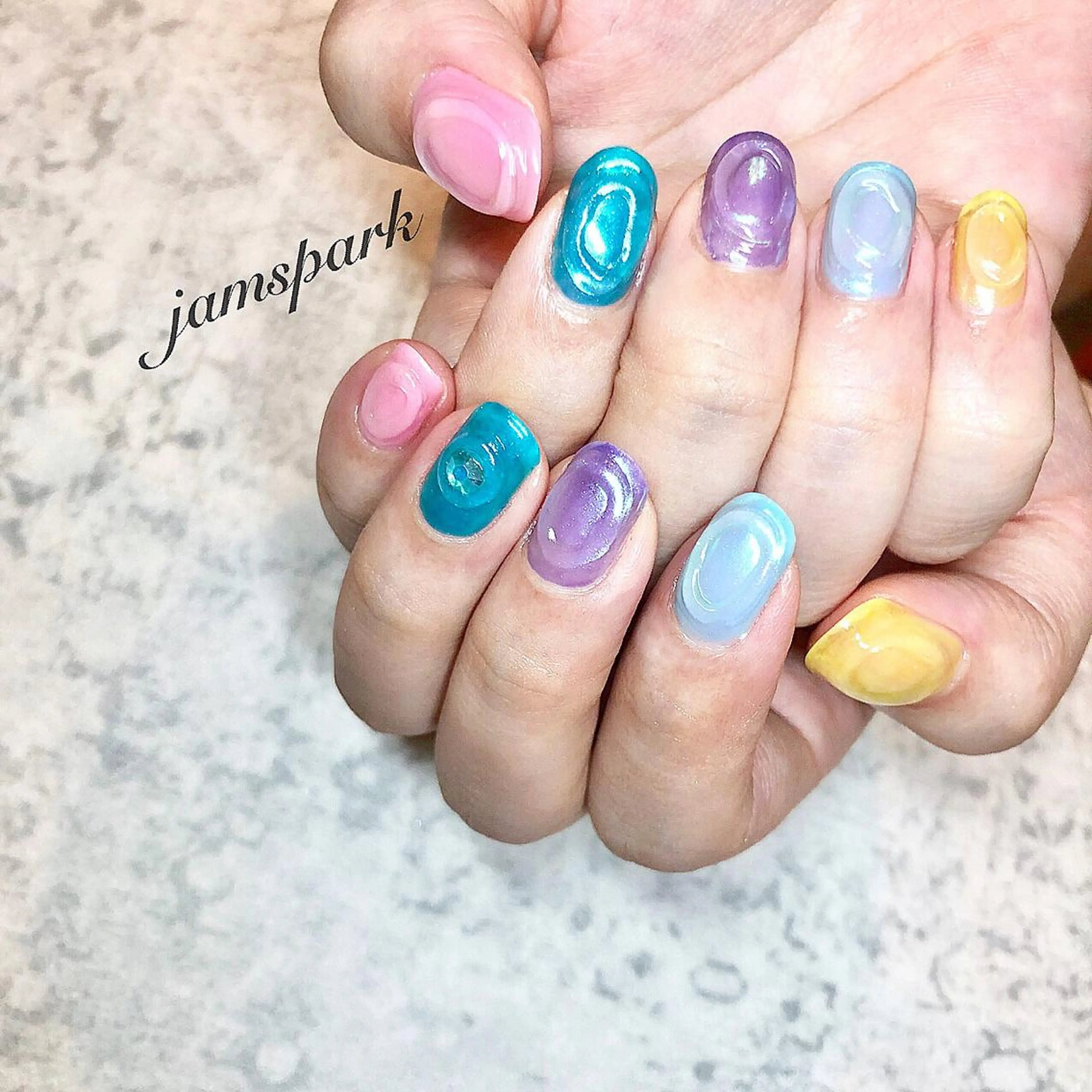 ネイル ニュアンスネイル 赤色 ショートネイル ハンドネイル jamspark ✨のネイルデザイン