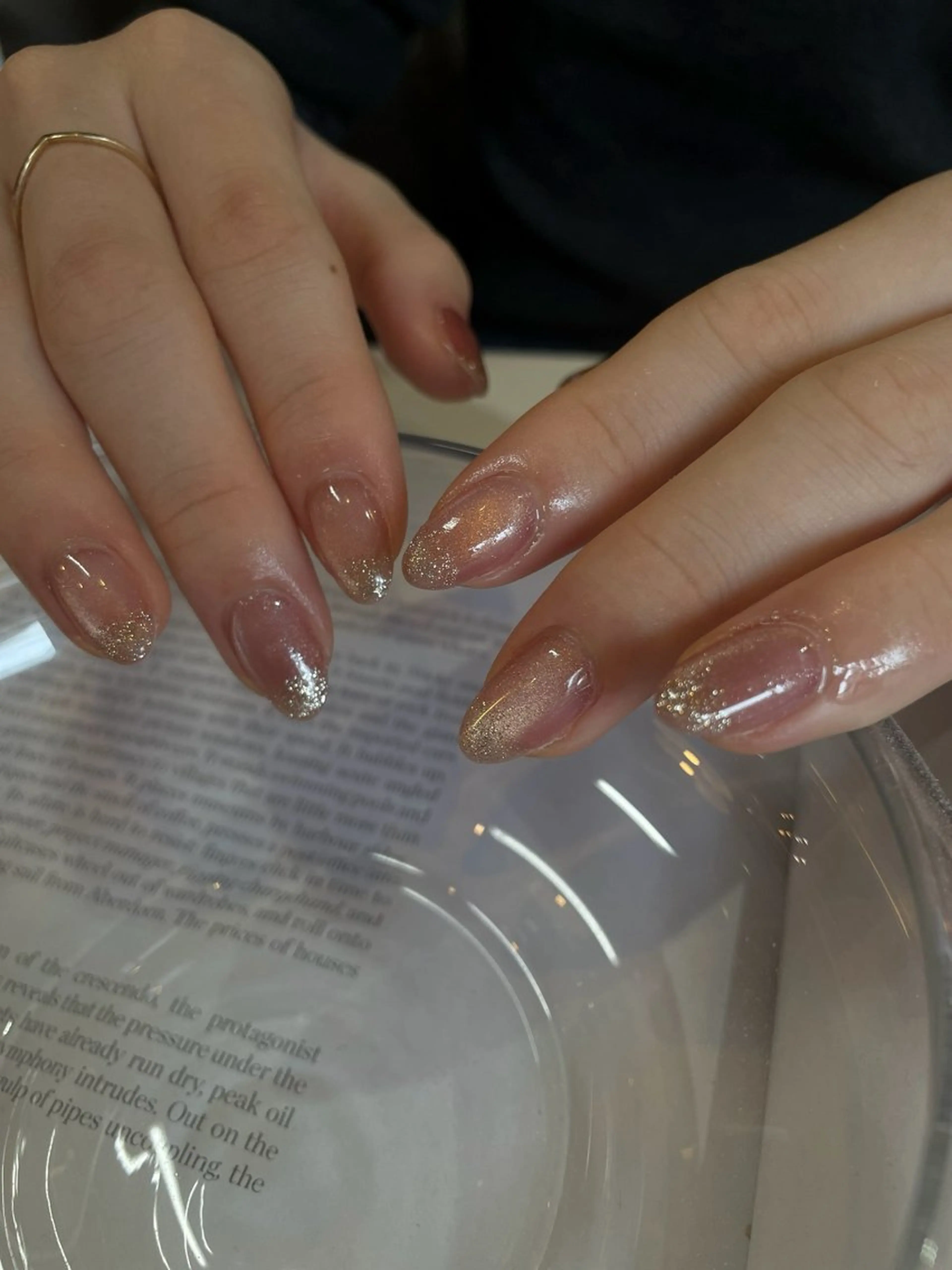 ネイル ハンドネイル anyora nail salon所属・大人ワンホン キラキラ／Ayanoのネイルデザイン