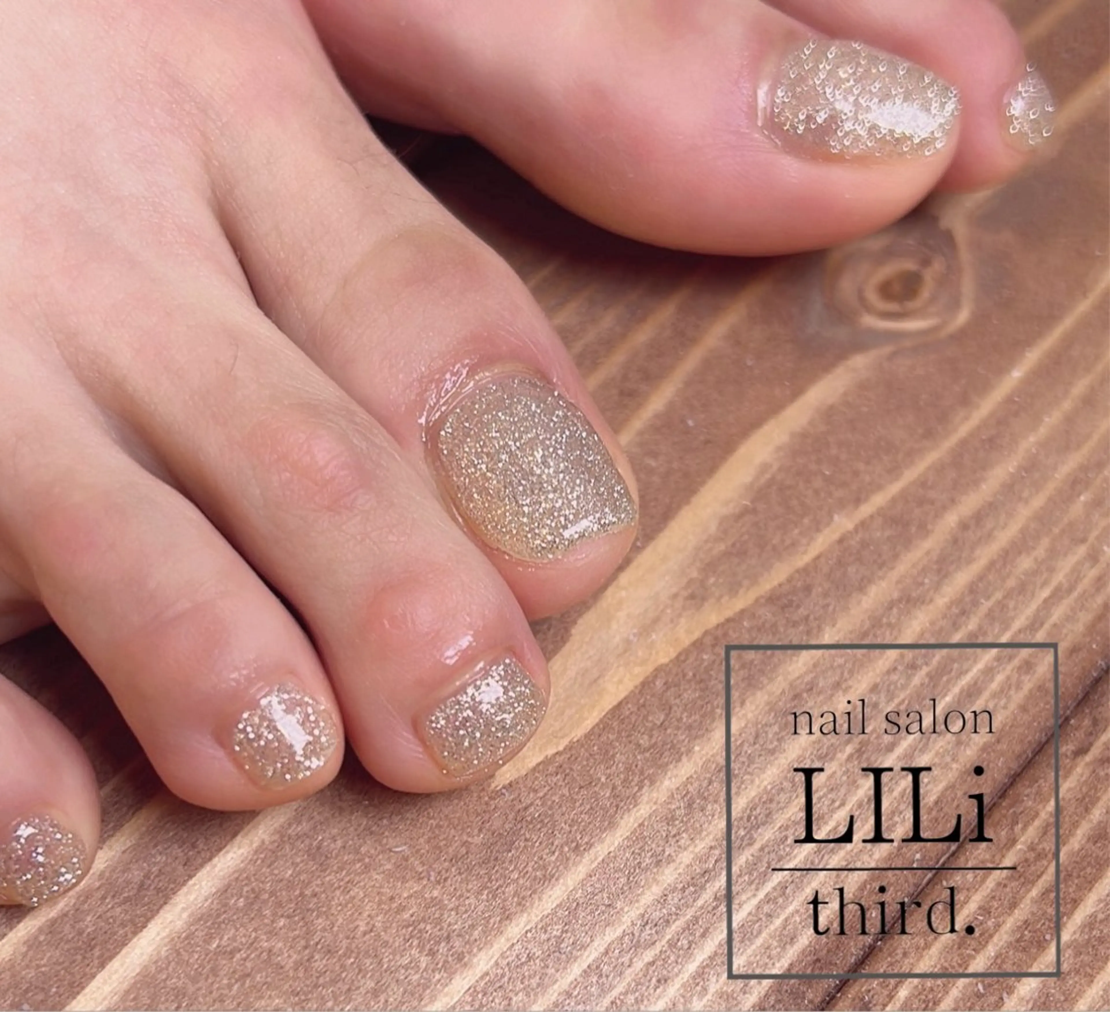 ネイル フラッシュネイル フットネイル キラキラネイル nail salon LILi third.所属・Saya ᵕ̈*のネイルデザイン