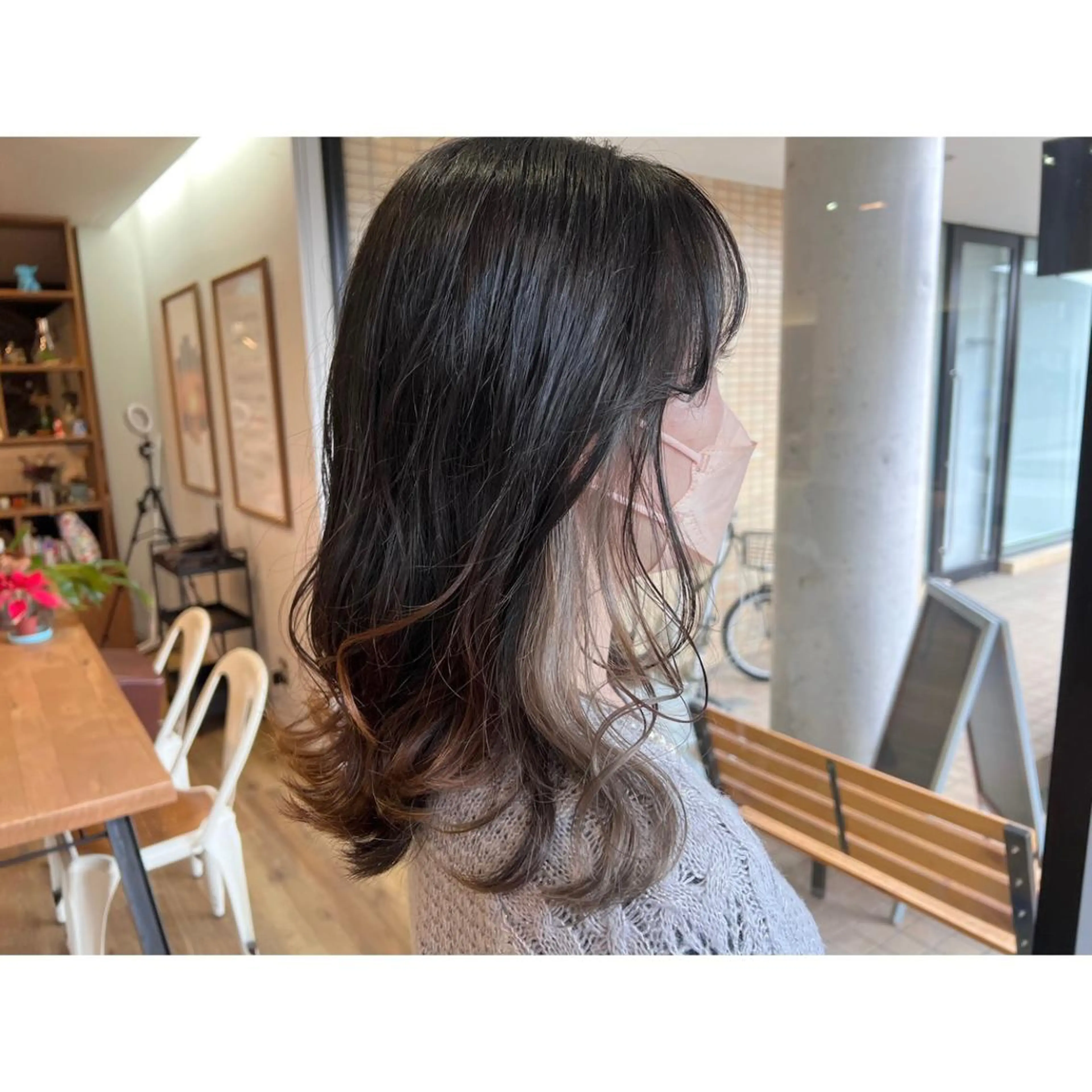 ロング カラー ベージュカラー イヤリングカラー ミルクティーベージュ ヘアカラー トリートメント ツキダテ ユイのヘアスタイル