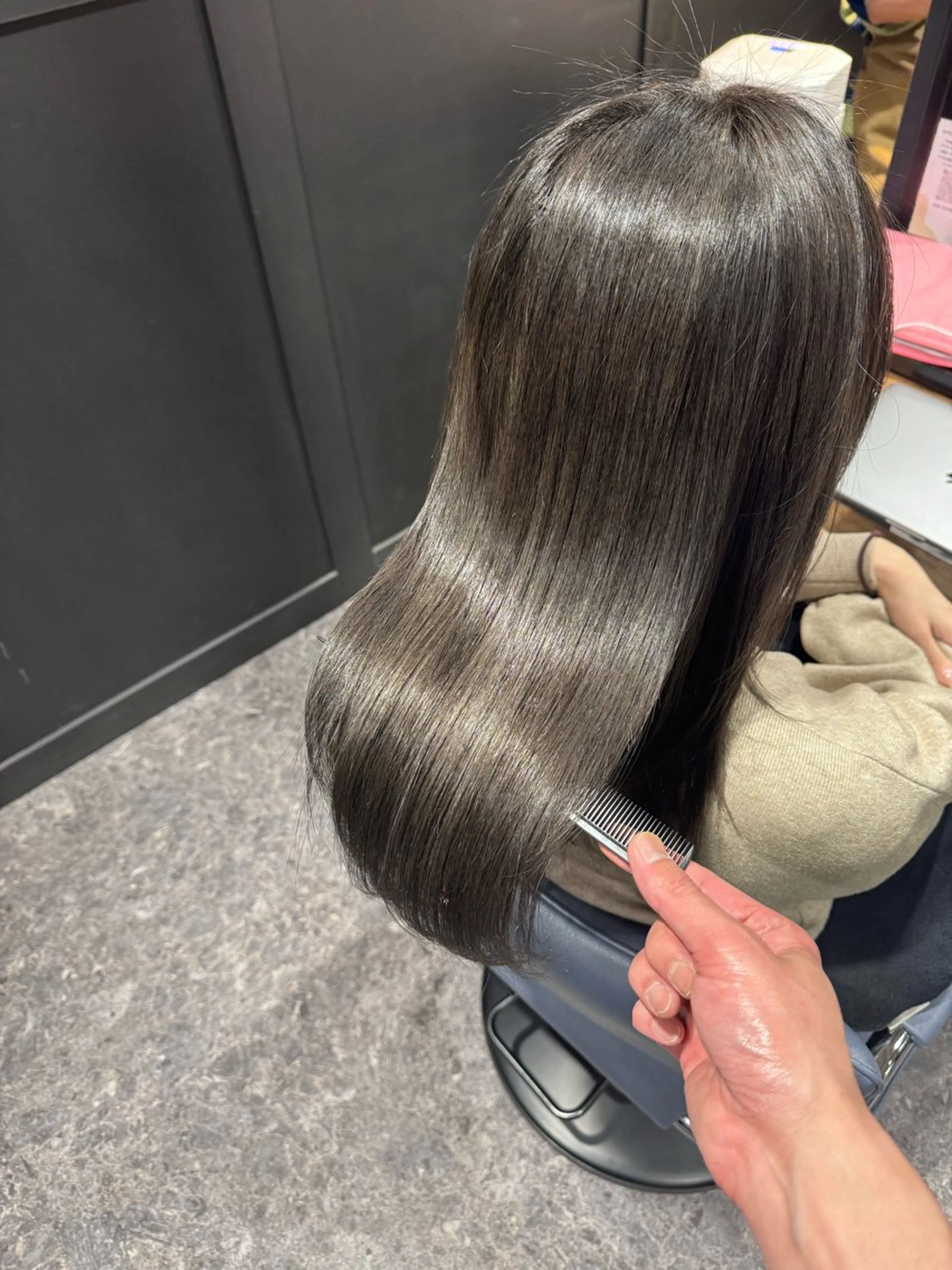 セミロング カラー ブリーチ イルミナカラー 髪質改善 縮毛矯正 カット ヘアカラー トリートメント OAK 中目黒のヘアスタイル