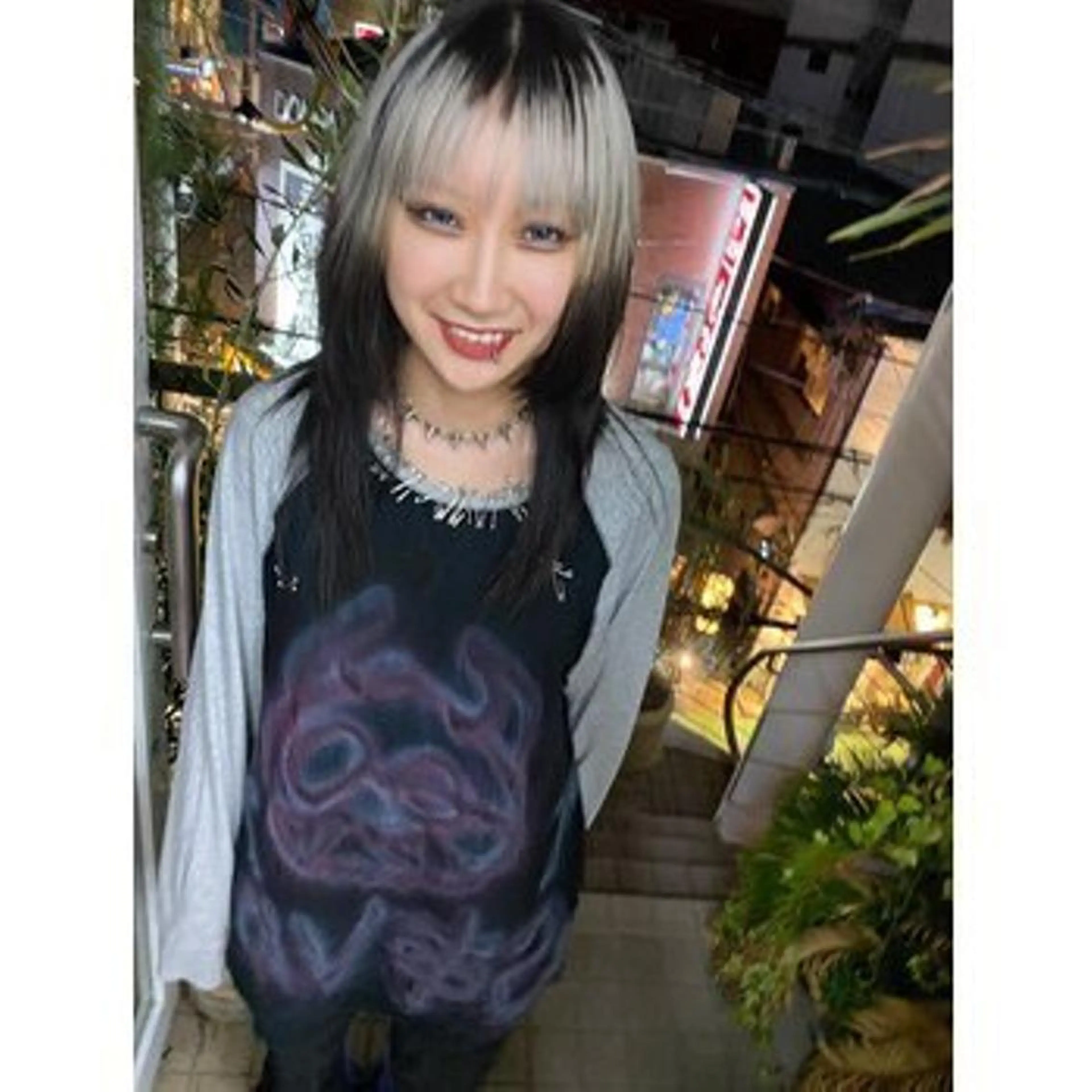 ロング カラー qiie リタッチ 黒染め　ワンカラーのヘアスタイル