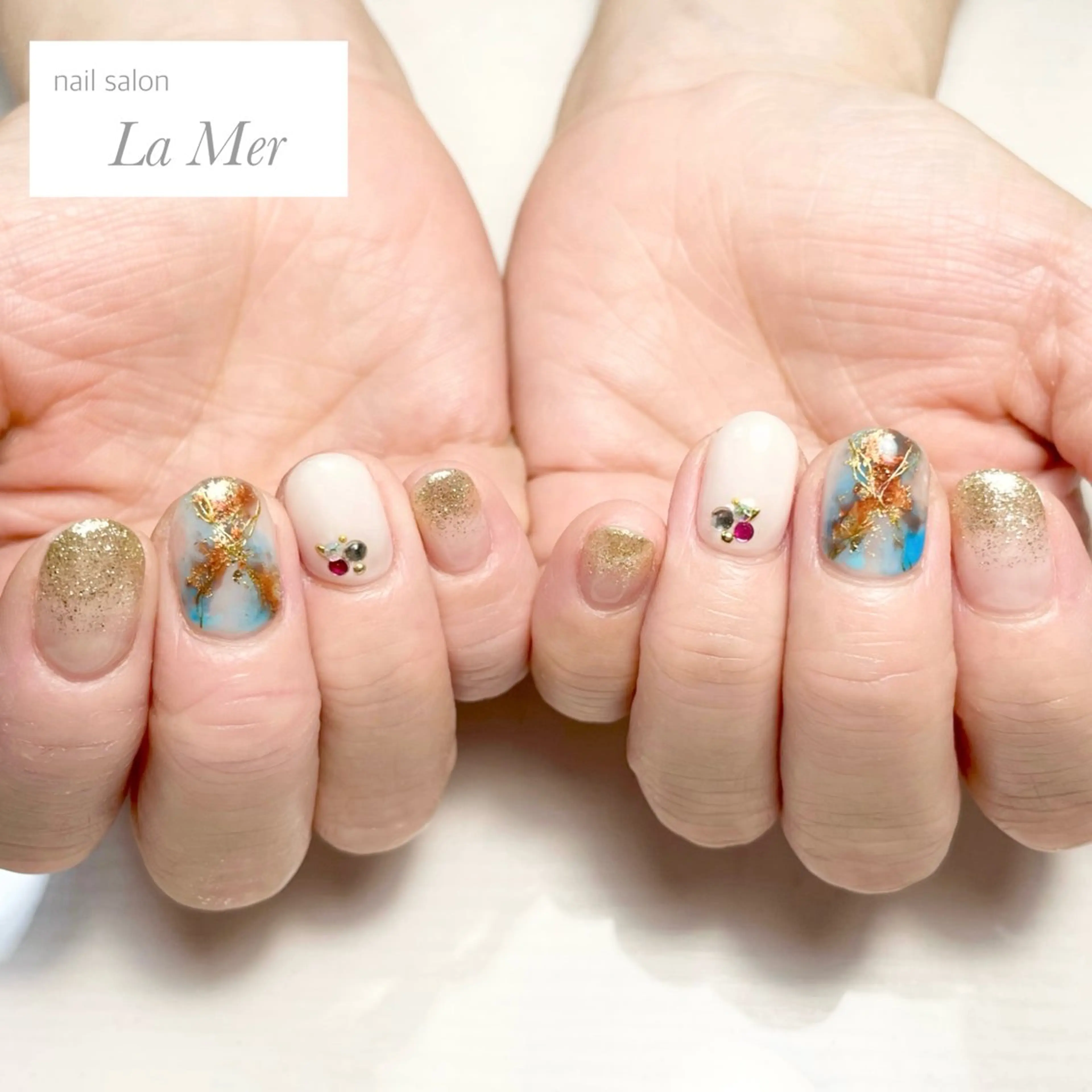 ネイル カジュアル ゴールド グラデーション ラメ(グリッター) ラメグラデーション ハンドネイル nailsalon La Merのネイルデザイン