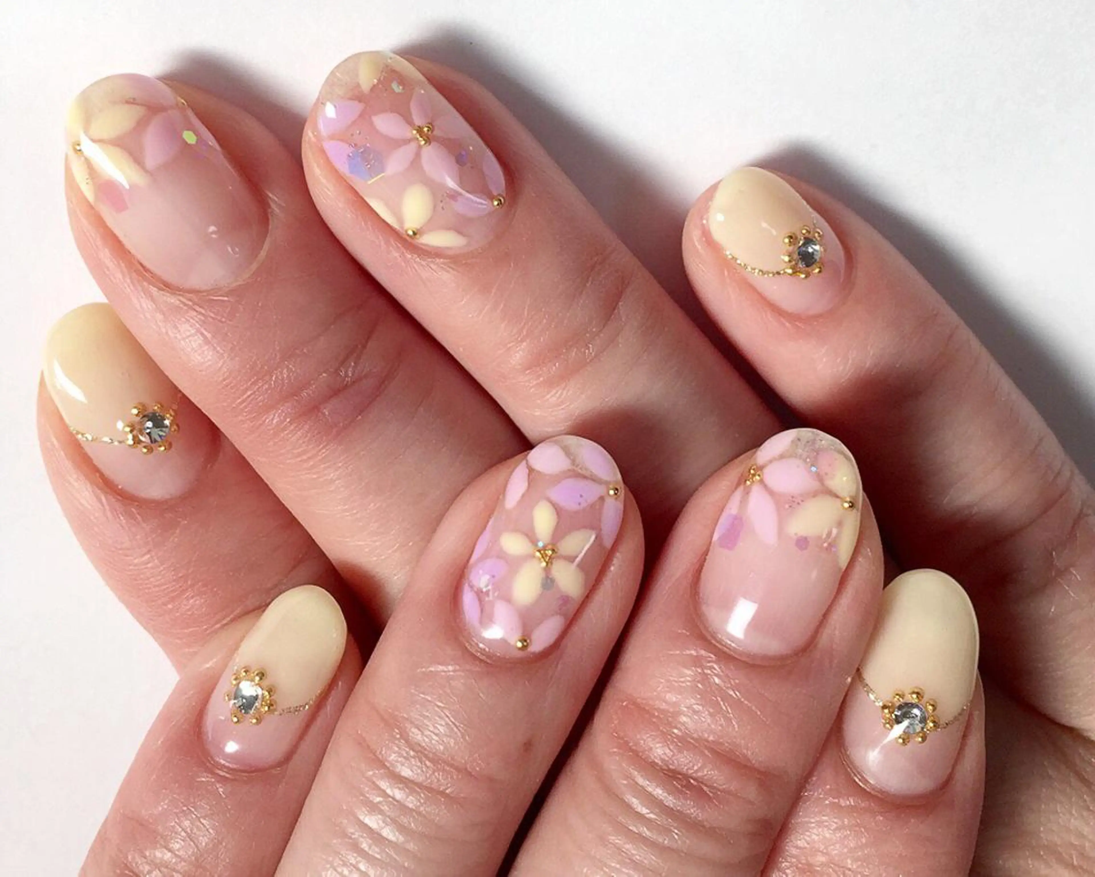 ネイル ラメ(グリッター) ストーンネイル 40代からの爪を守る ×ケア重視サロン♡のネイルデザイン