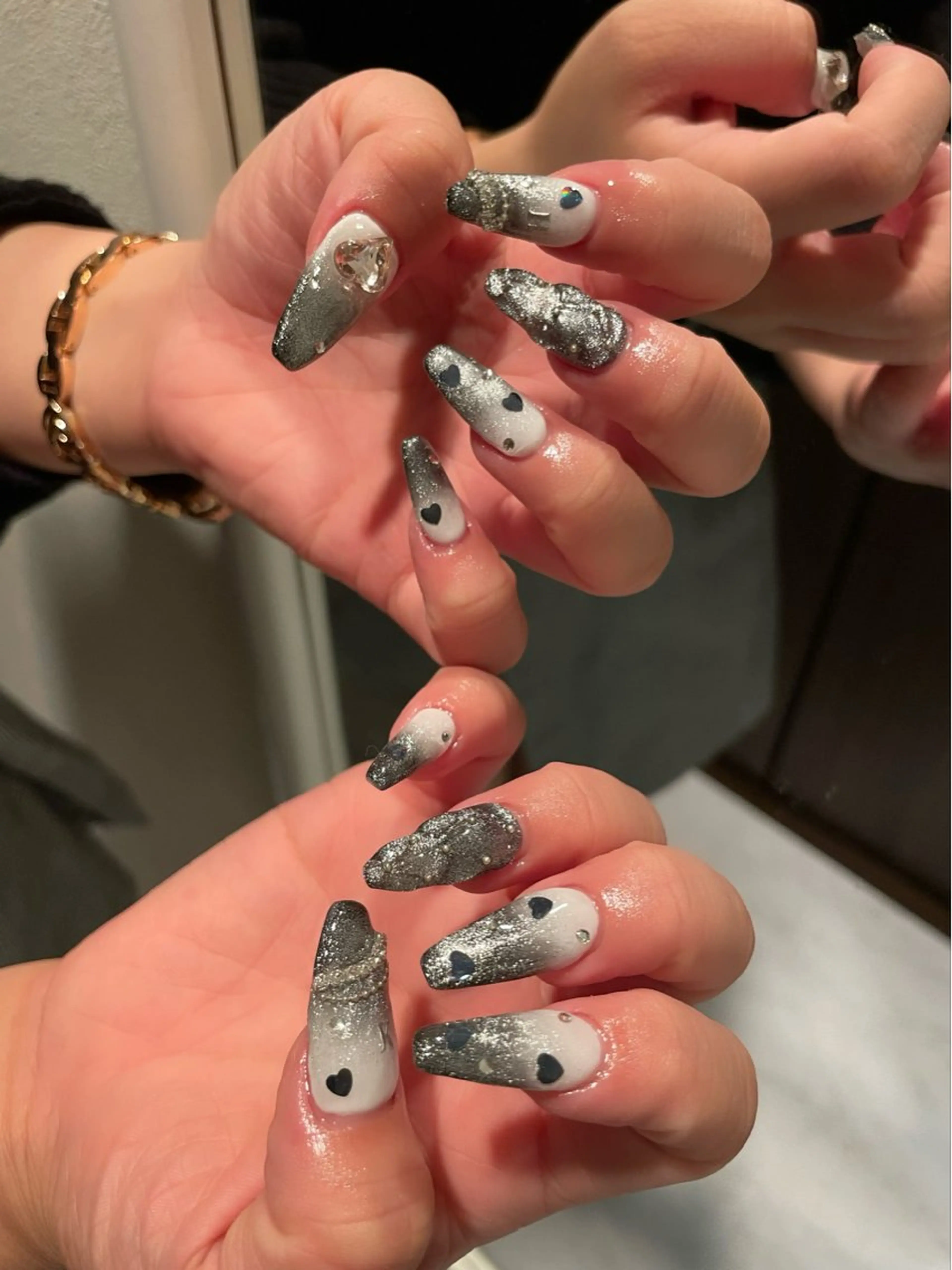 ネイル グラデーション ハート スカルプネイル ホワイト 冬ネイル ハンドネイル Nail salon 🎀Angeのネイルデザイン