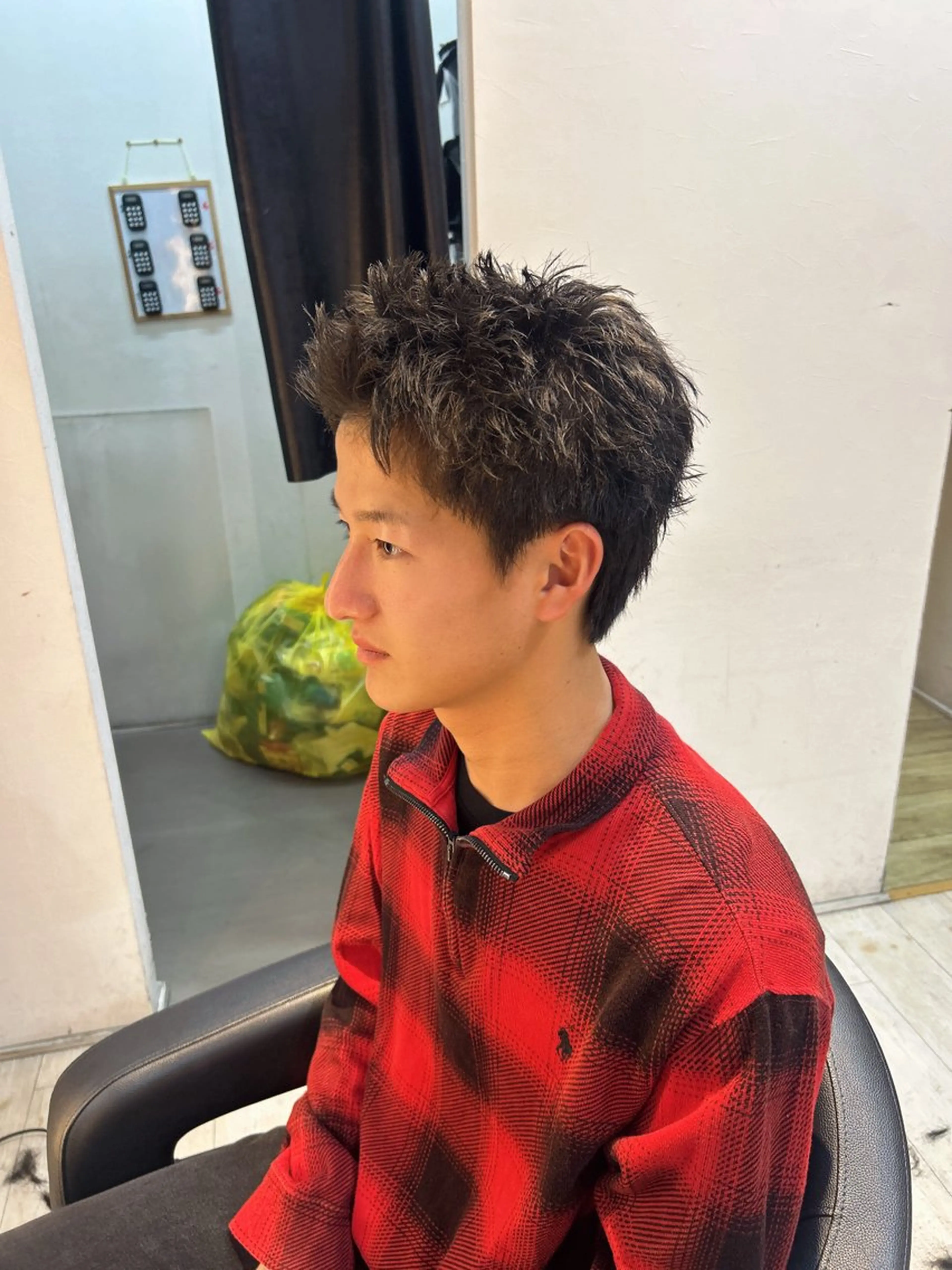 メンズ スパイキーショート 刈り上げ カット 有働由良／ハイトーン ／韓国メンズヘアのヘアスタイル